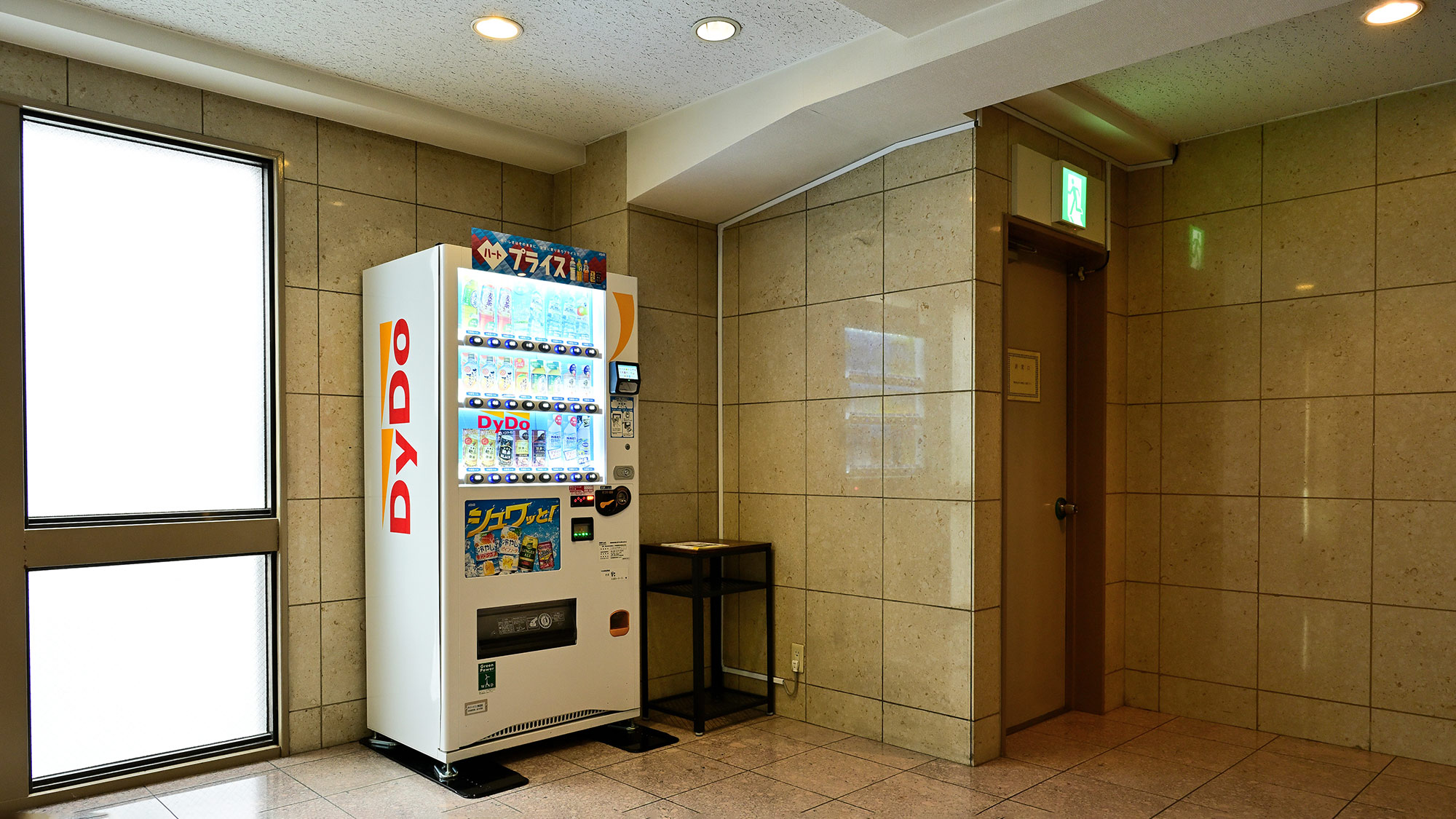 ・【2Fエレベーターホール】2階にソフトドリンクの自動販売機がございます