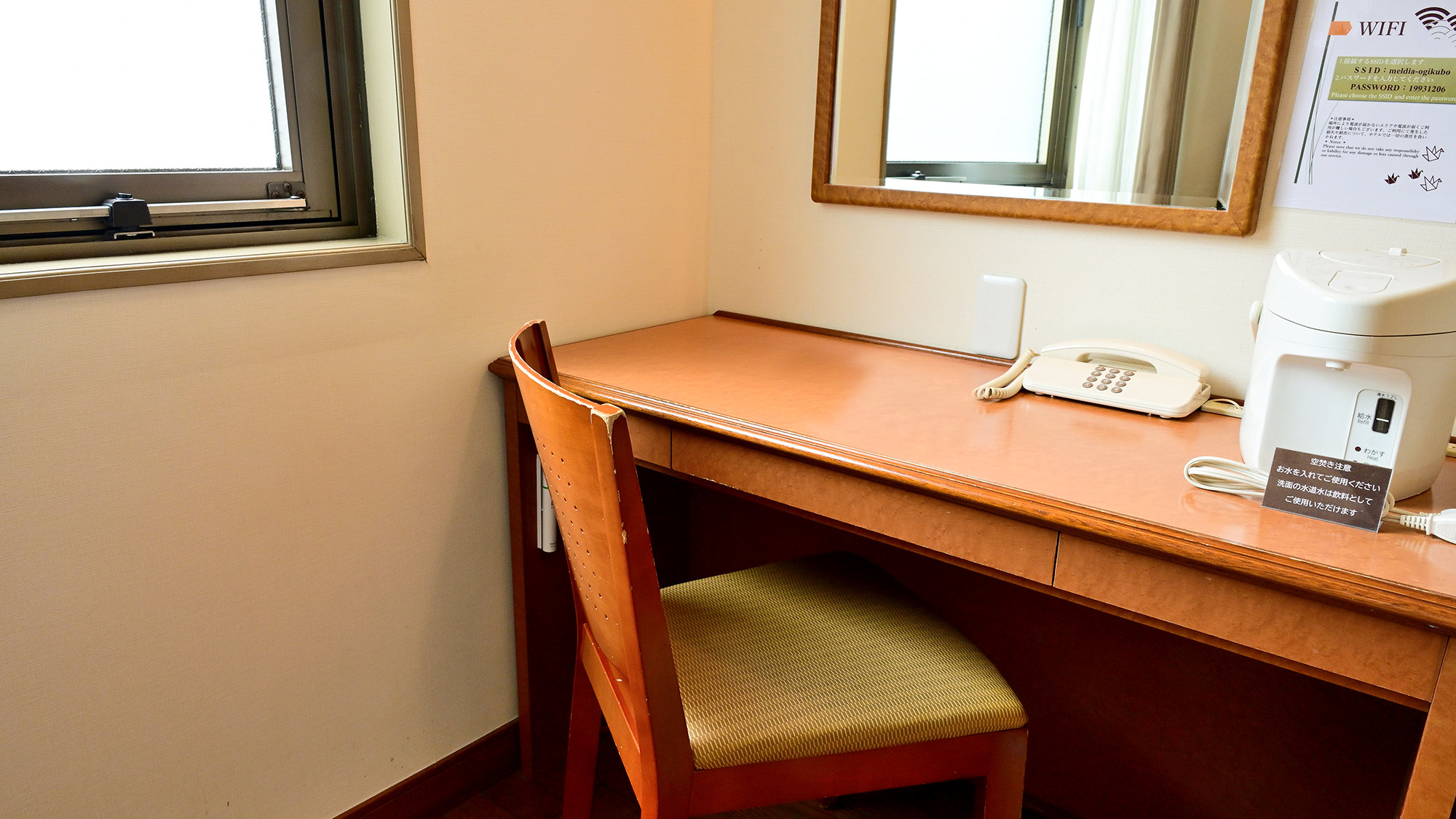 ・【デスク】全室内に木目を活かした机を配置。快適なホテルライフをお過ごしください