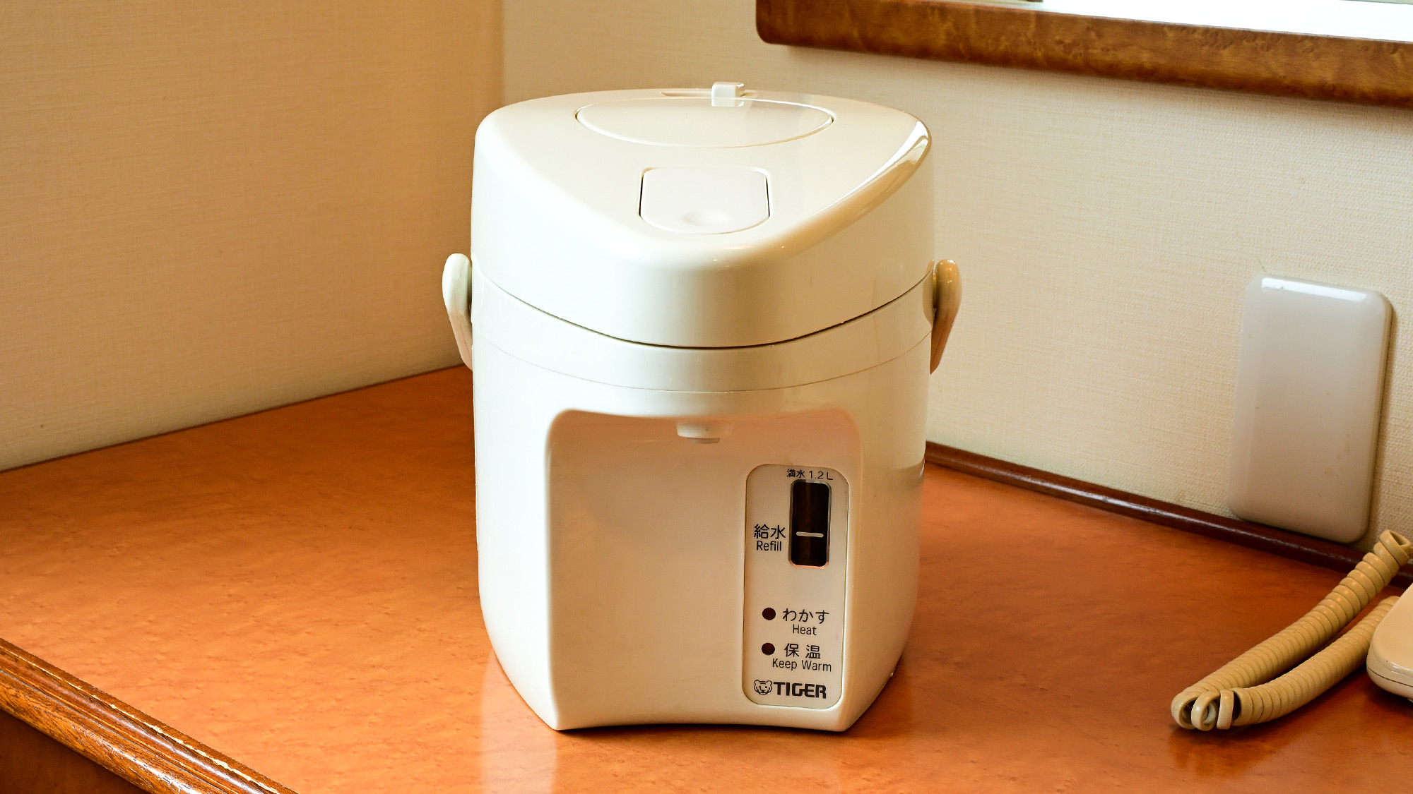 ・【湯沸かしポット】温かいお飲み物やカップ麵などお湯が必要な際に便利です