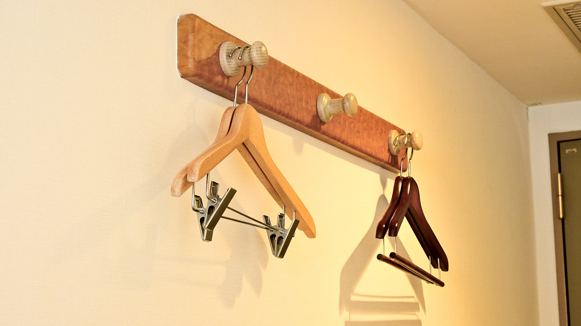 ・【ハンガー】シワをつけたくないお洋服や長めのアウターを吊るせば安心です