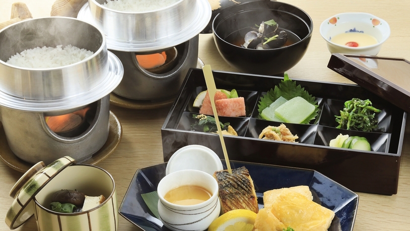 【朝食付き】2種類の釜炊きごはんとツヤツヤの出汁巻き玉子。どこか懐かしい日本の朝食＜朝食付き＞