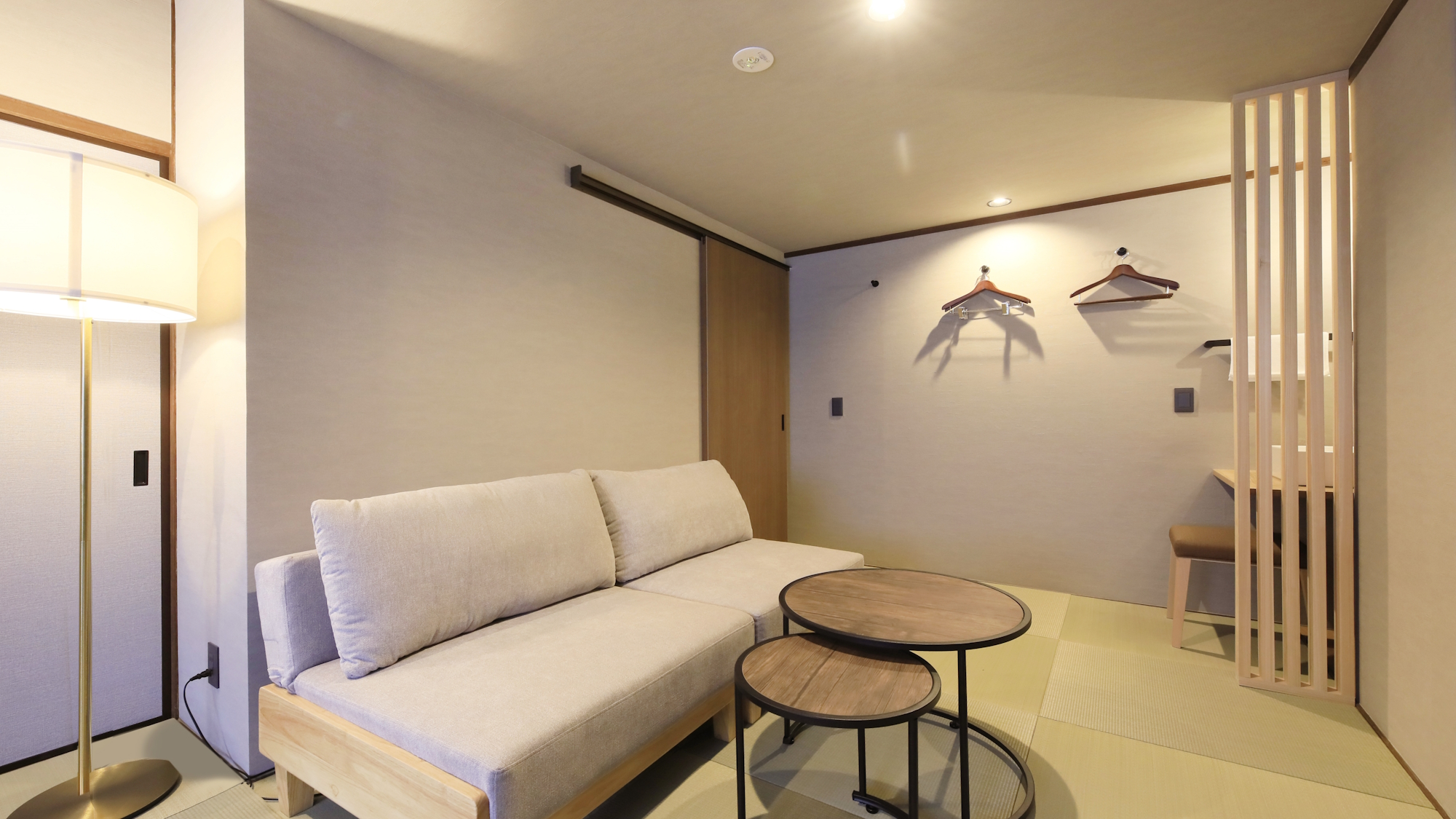 【サウナ・露天風呂付和室ツイン】ソファーベッドを利用いただき最大3名様まで宿泊可能です（一例）