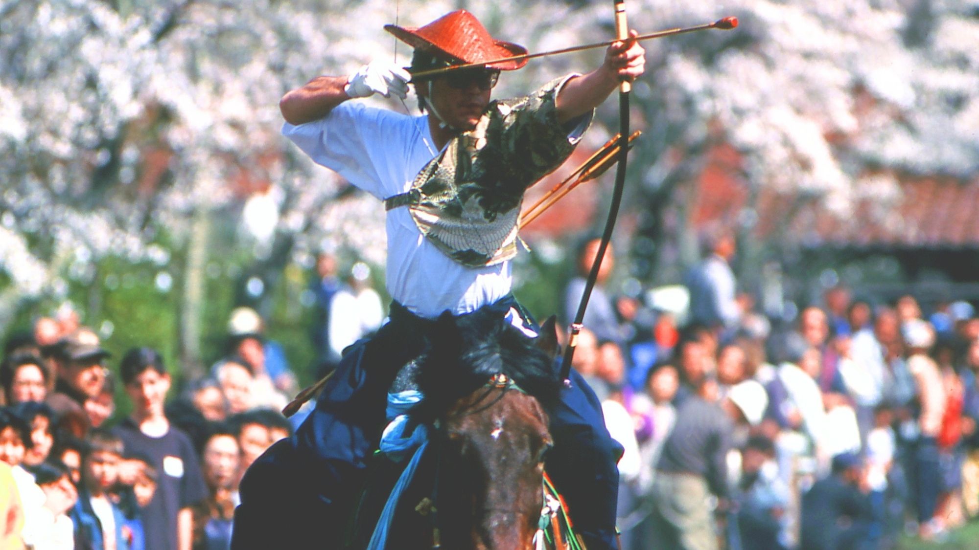 馬上から的を射抜く、勇壮な流鏑馬神事。（流鏑馬神事/一例）