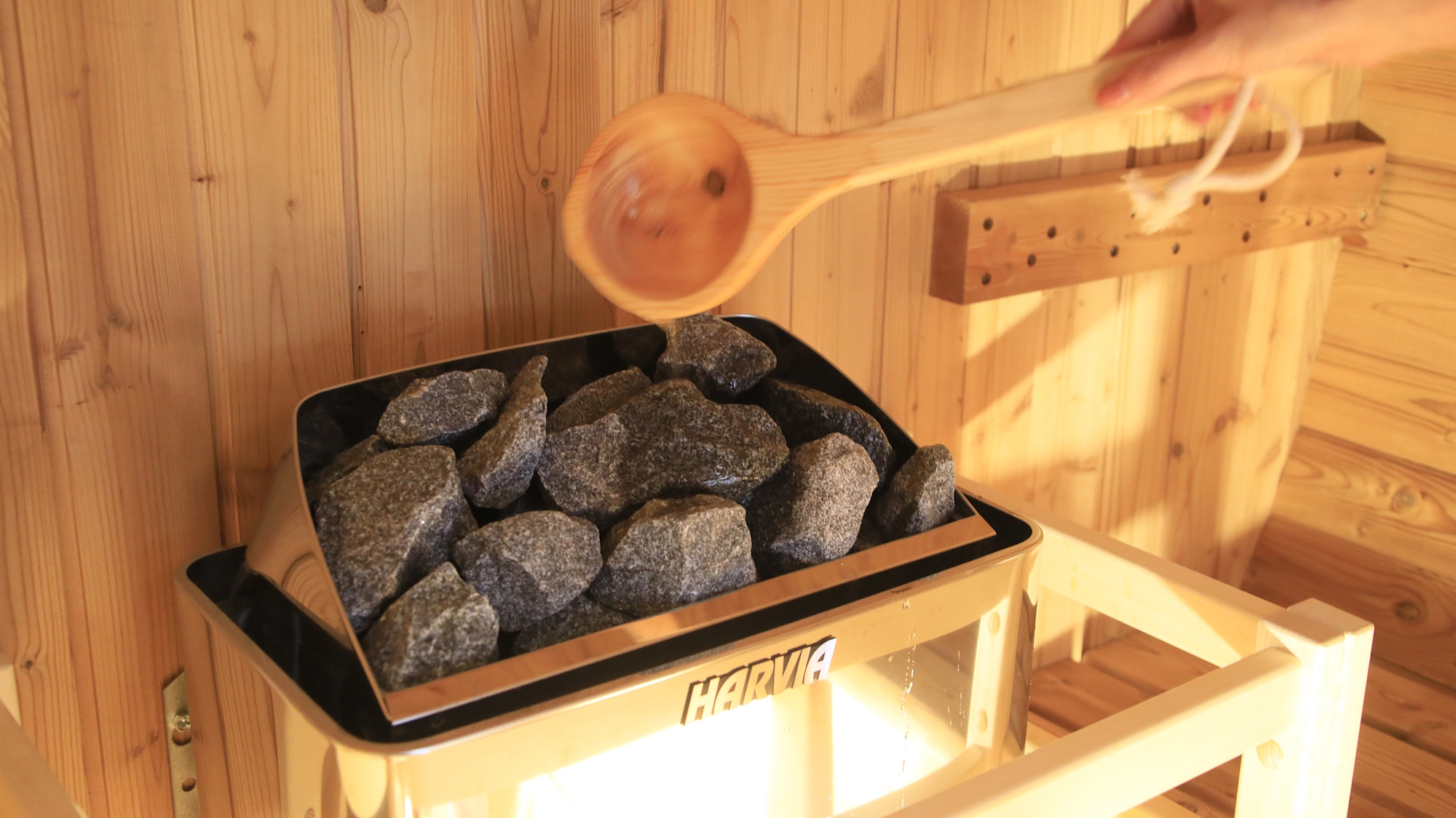 【サウナ・露天風呂付和室ツイン】セルフロウリュウをお楽しみください（一例）