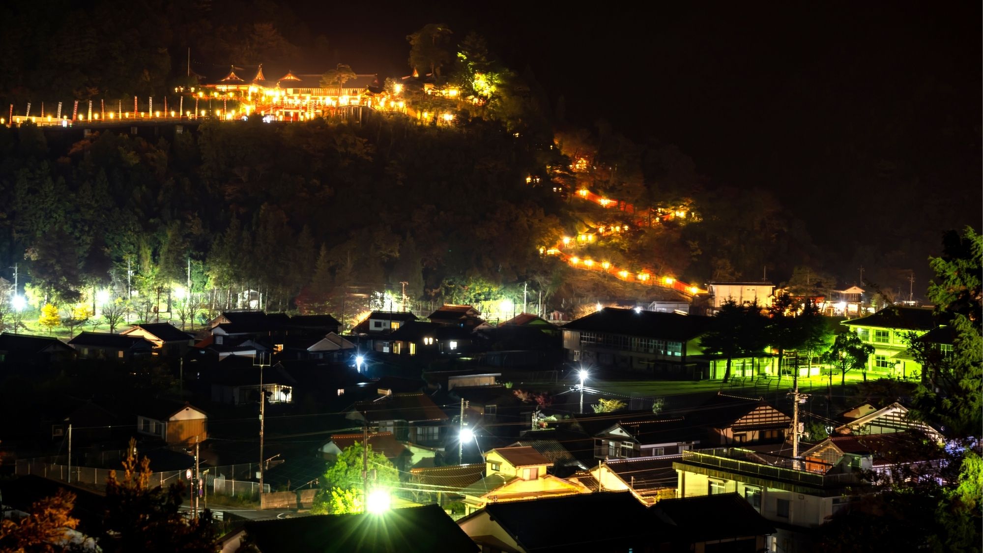 夜になるとライトアップされ参道を照らします（当館から徒歩7分：太鼓谷稲成神社の参道）