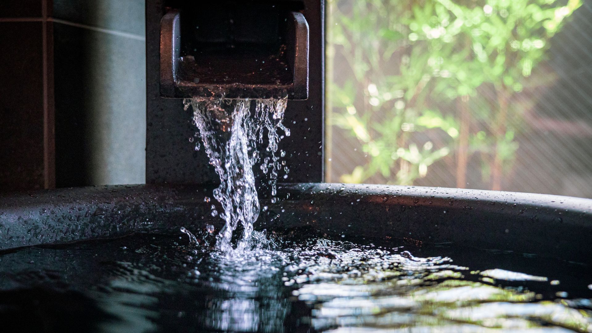 【湯室別館】客室の半露天風呂（一例）