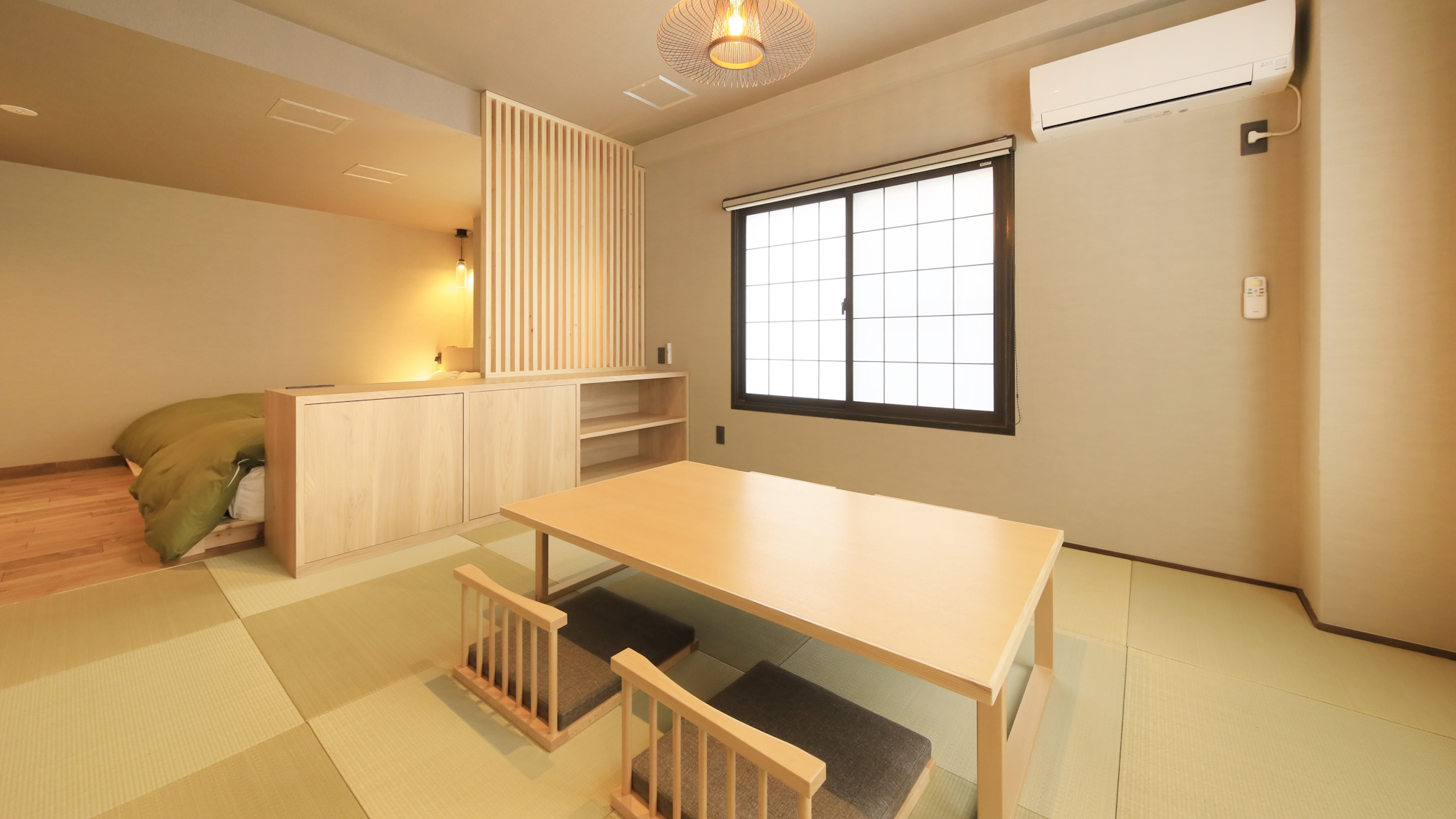 【4名定員 半露天風呂付和洋室】新設した客室はすっきりとした色合いです（一例）