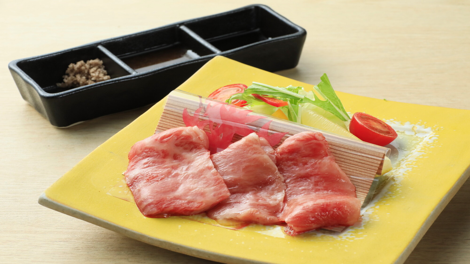 熱々の鉄板で味わう、和牛カルビの旨み。（基本会席/一例）