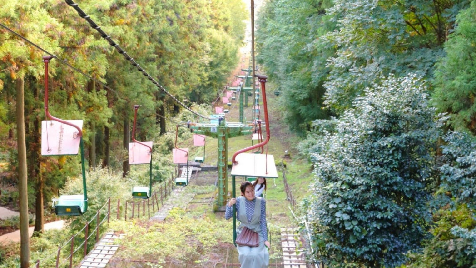 頂上まで約5分で結びます（当館から徒歩20分/車で3分：津和野城跡 観光リフト）