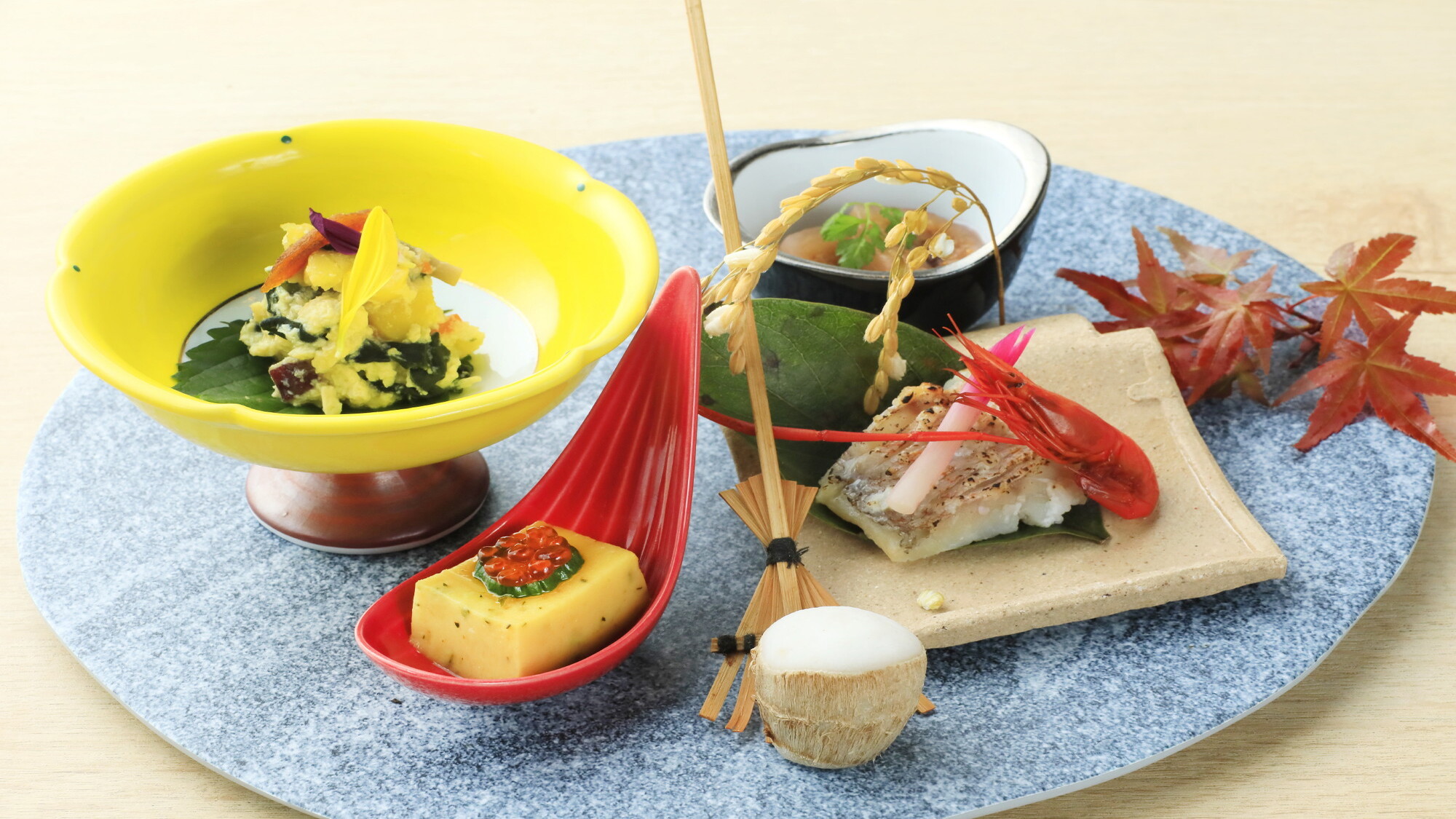 季節の味覚を少しずつ楽しめる、彩り豊かな前菜。（極会席/一例）