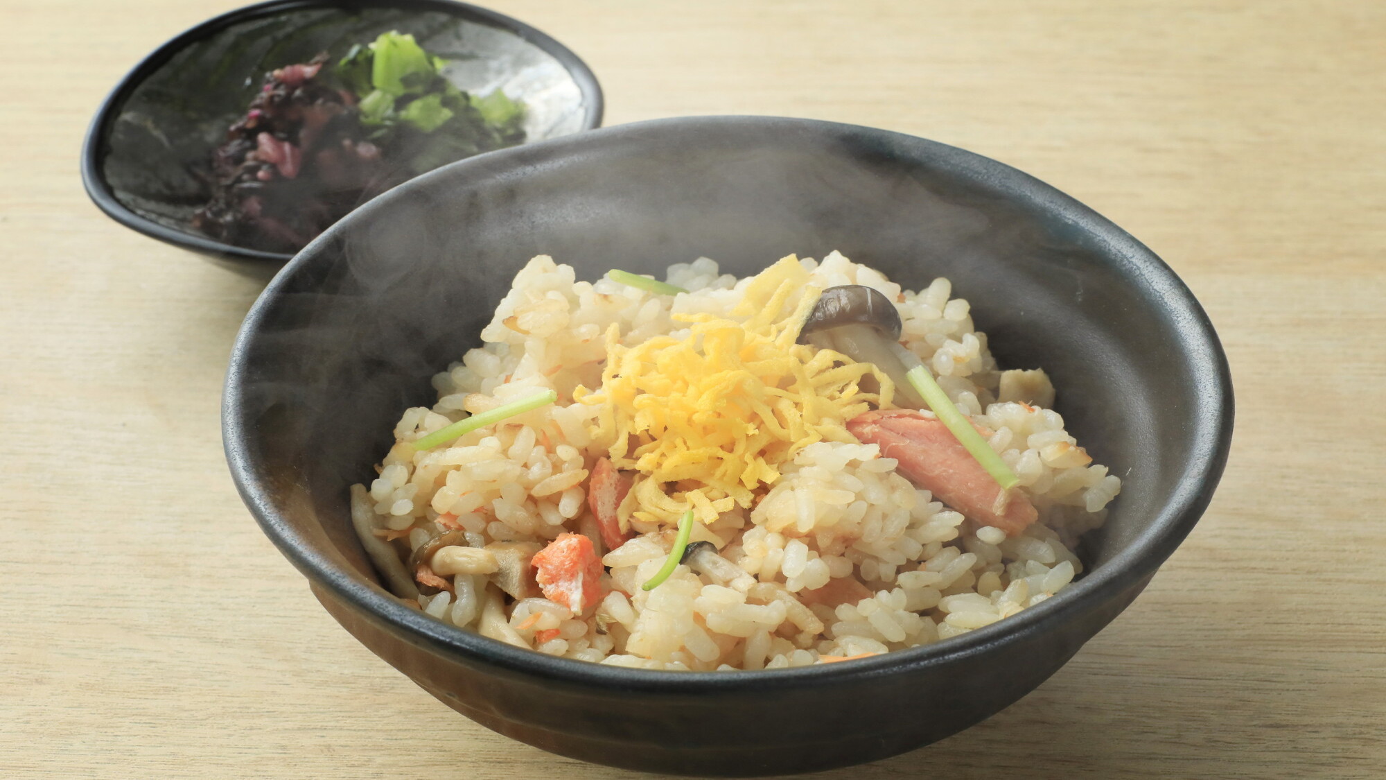 一口ごとに豊かな風味が広がる、炊き込みご飯。（特選会席/一例）