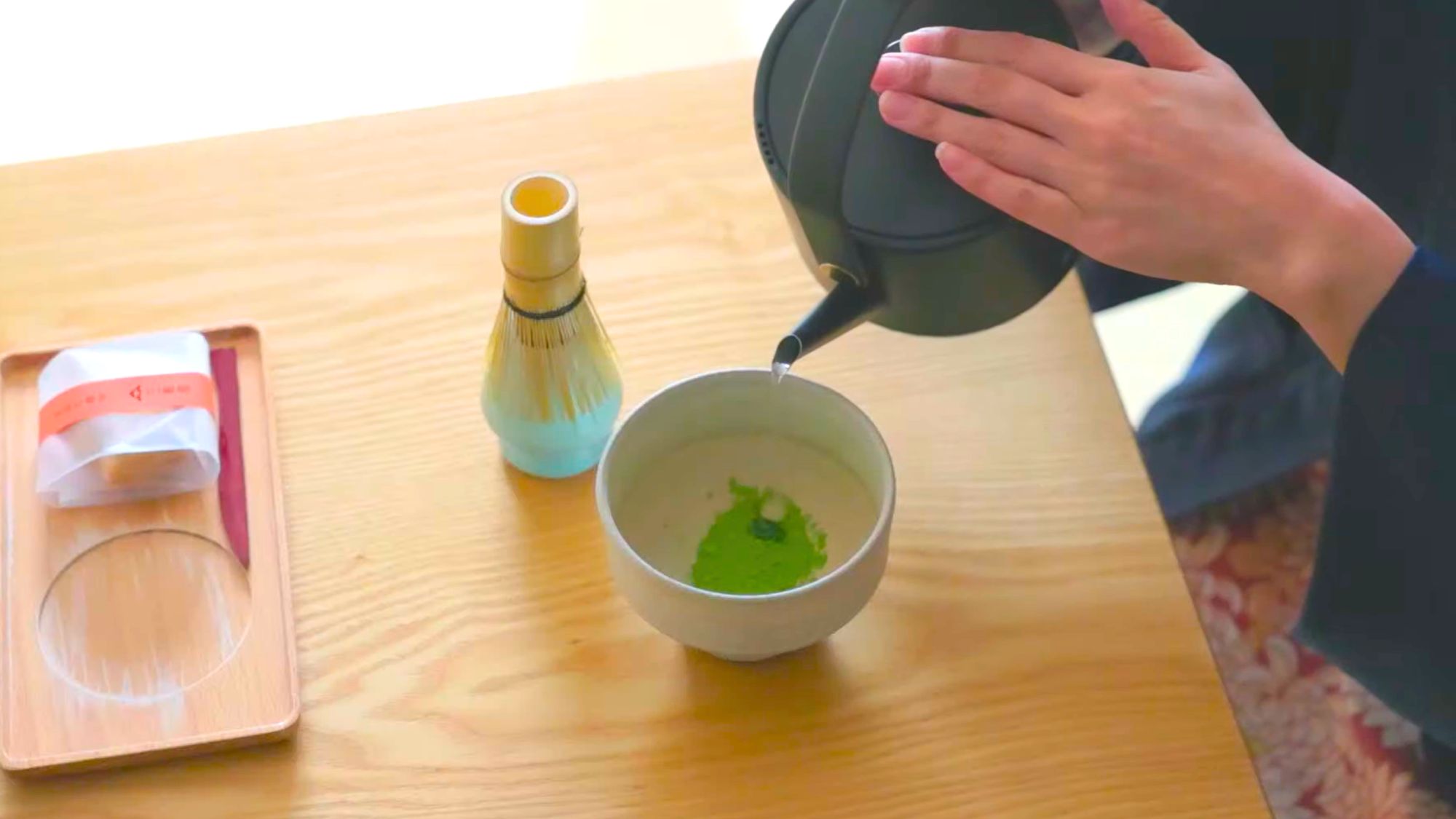 別館客室限定。自身で点てるお抹茶と茶菓子でほっとひと息つく寛ぎの時間。（※写真は一例です）
