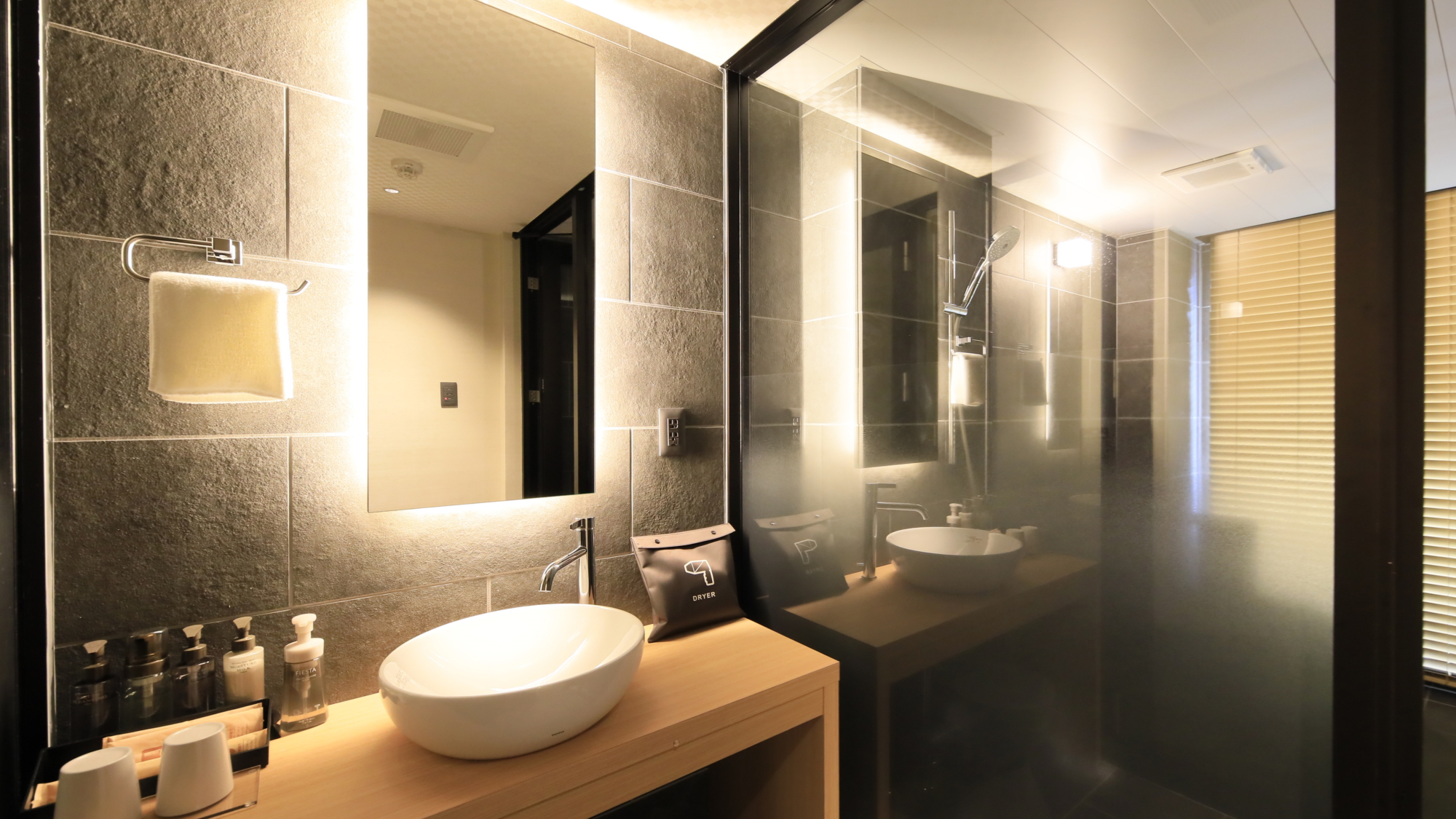 【湯室別館】ガラス張りのお洒落な洗面台（一例）