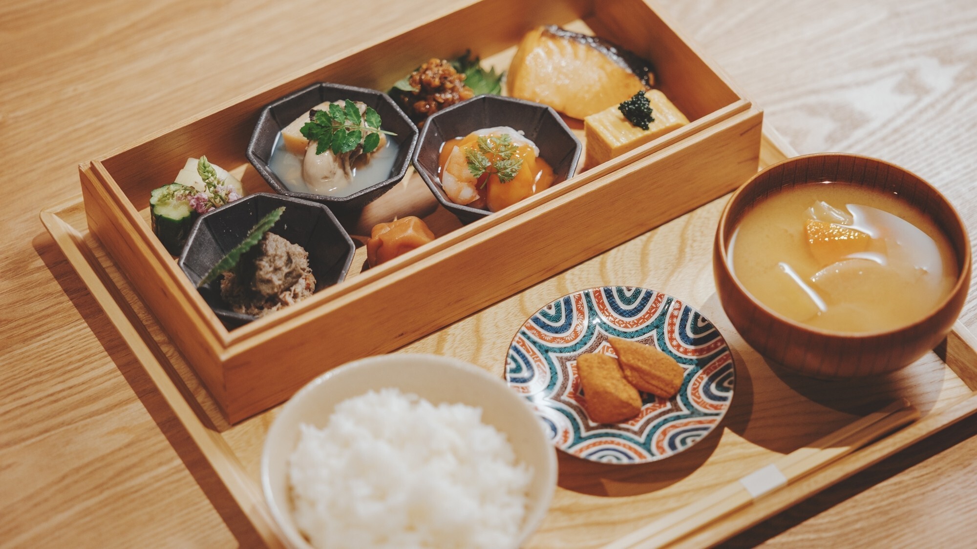 [朝食]石川県産のご飯を中心に、季節の食材を用いたおかずをご堪能いただけます。