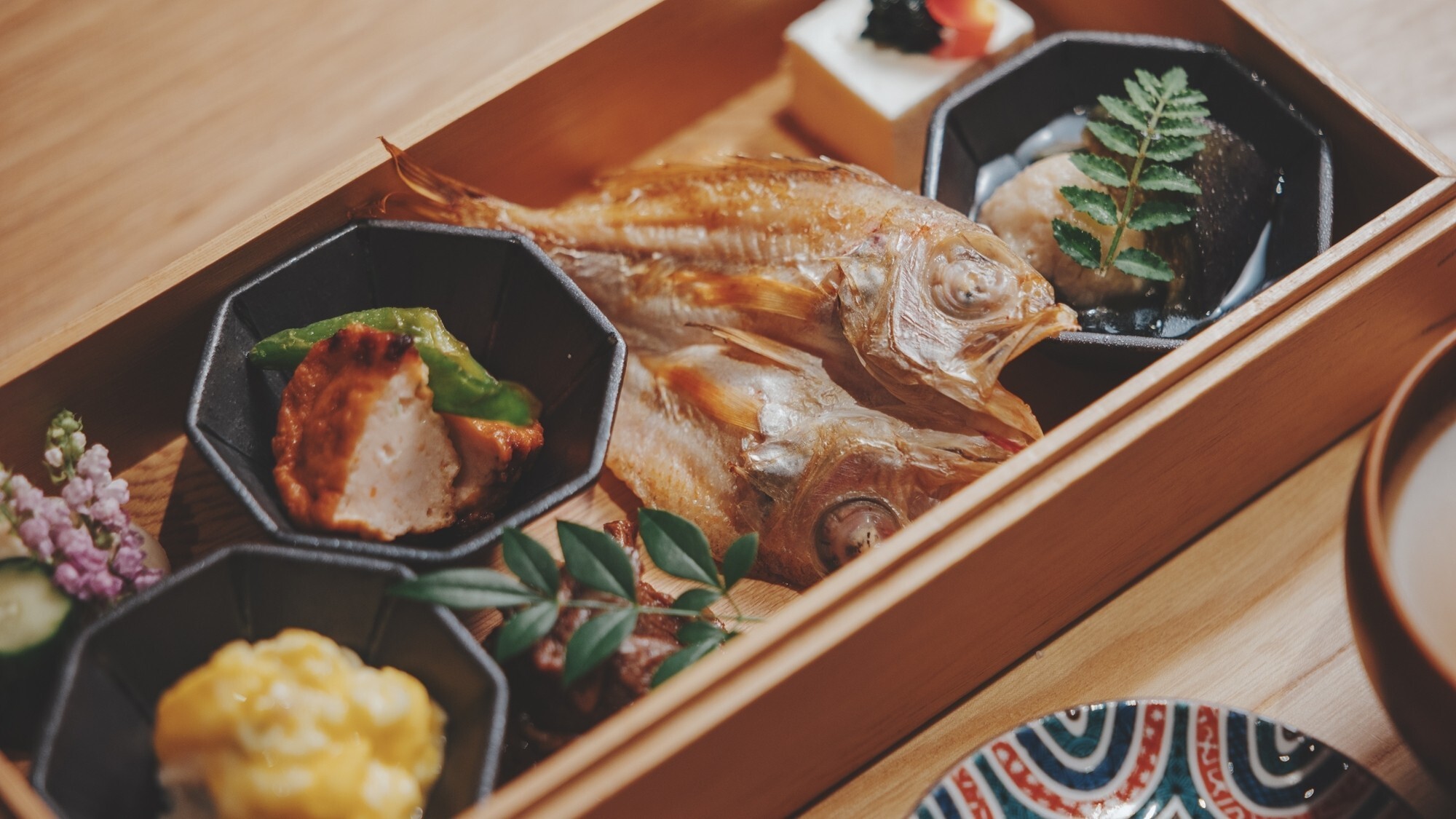 [朝食]焼き魚と彩り豊かな小鉢で迎える、至福の朝のひととき。