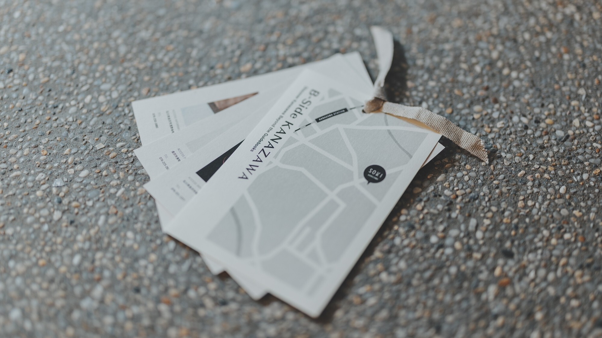 [レセプション]選んだカードをリボンでまとめていただくと、お客様だけのオリジナル金沢MAPが完成。