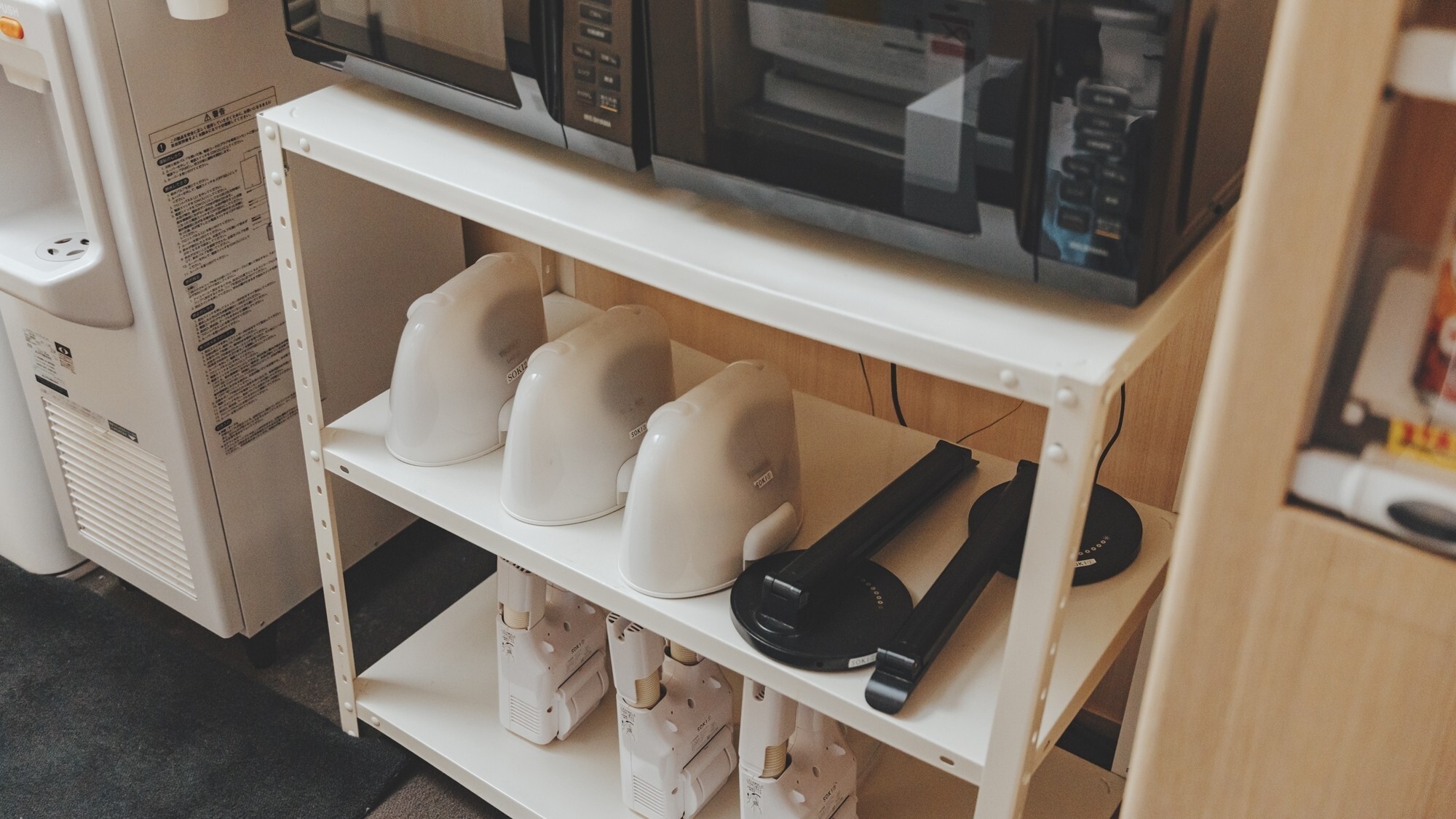 [施設設備]電子レンジ・アイロン・電気スタンド・靴乾燥機をご用意しております。