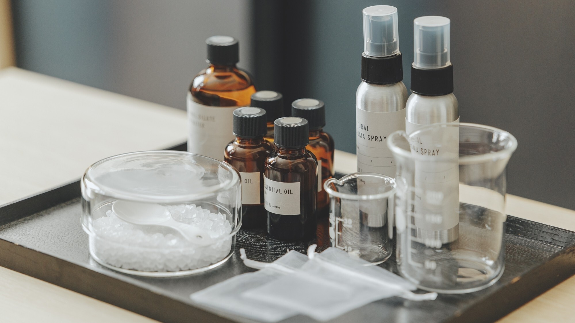 [ハーバルルーム]県内にあるアロマ蒸留所「EarthRing」とコラボレーションした特別な香り。