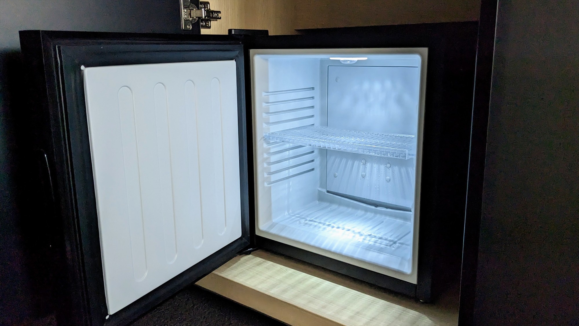 [客室設備]冷蔵庫　※あいにく庫内に飲料はございません。