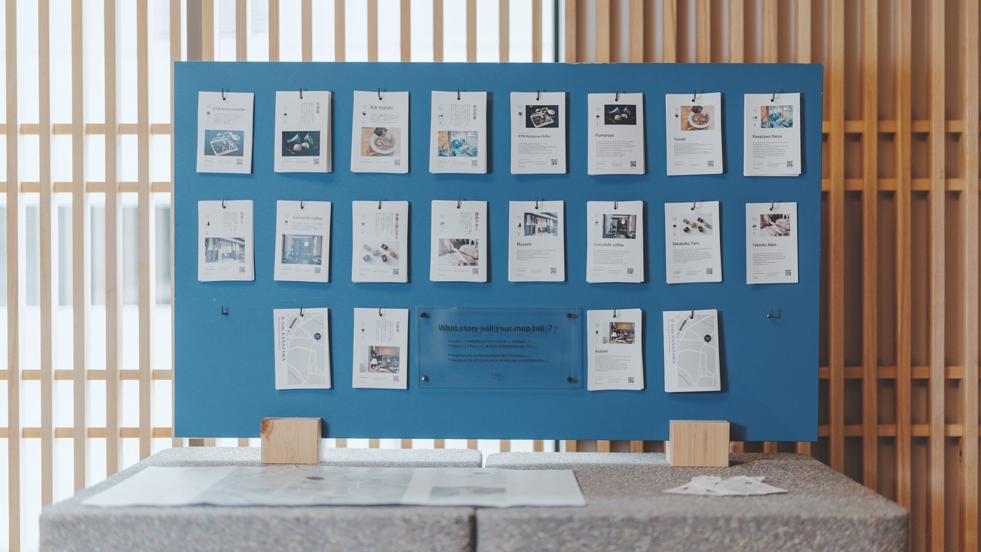 [レセプション]金沢の素敵なお店やスポットを紹介するカードをたくさんご用意しております。