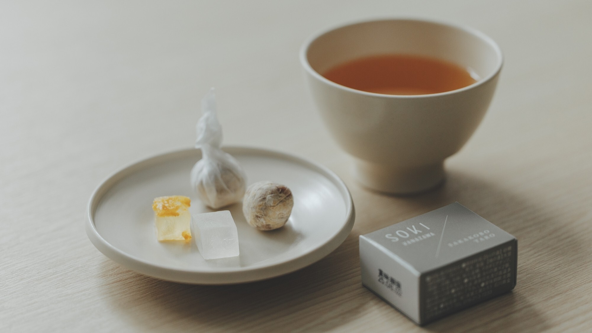 [ウェルカムギフト]お菓子と共に金棒茶「SHUN」をご堪能ください。