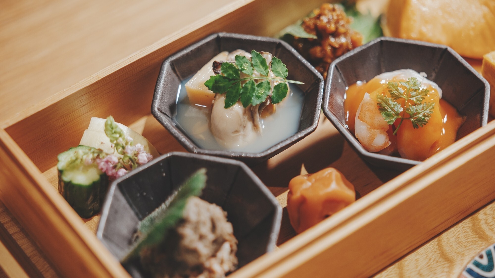 [朝食]地元の新鮮な素材を用いた、滋味深くほっとする朝食を。