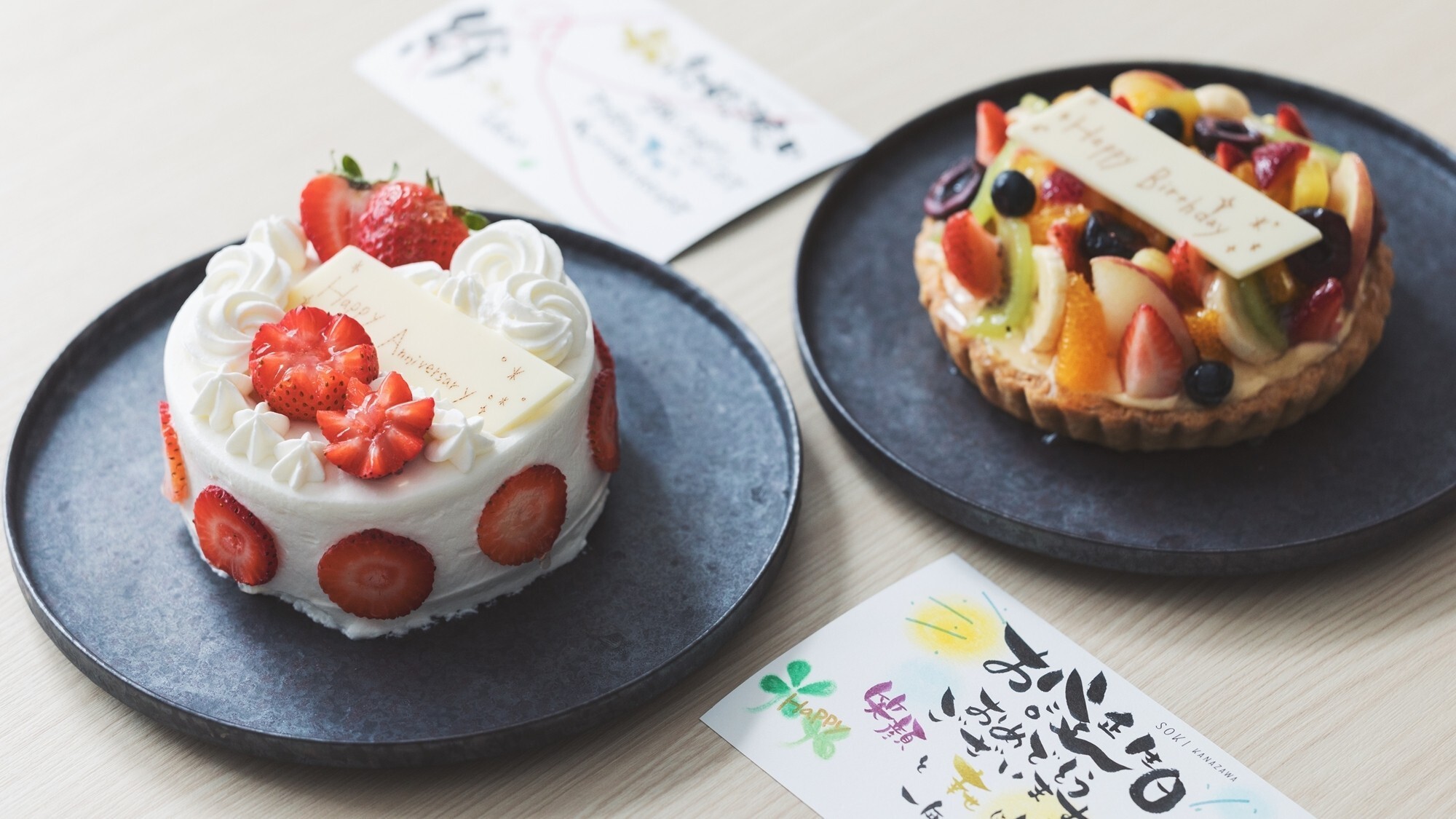 [アニバーサリーケーキ]苺のデコレーションケーキと季節のフルーツタルトの2種類ご用意しております。