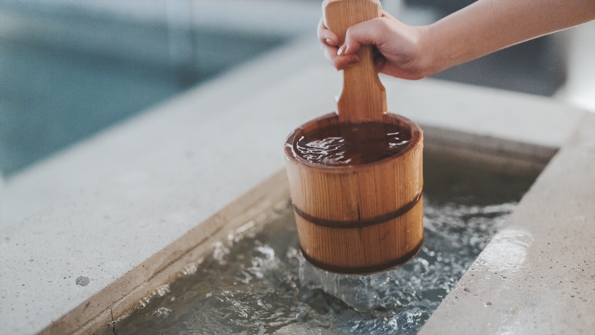 [大浴場]加賀温泉の公衆浴場で昔から親しまれる「かけ湯」をしつらえております。