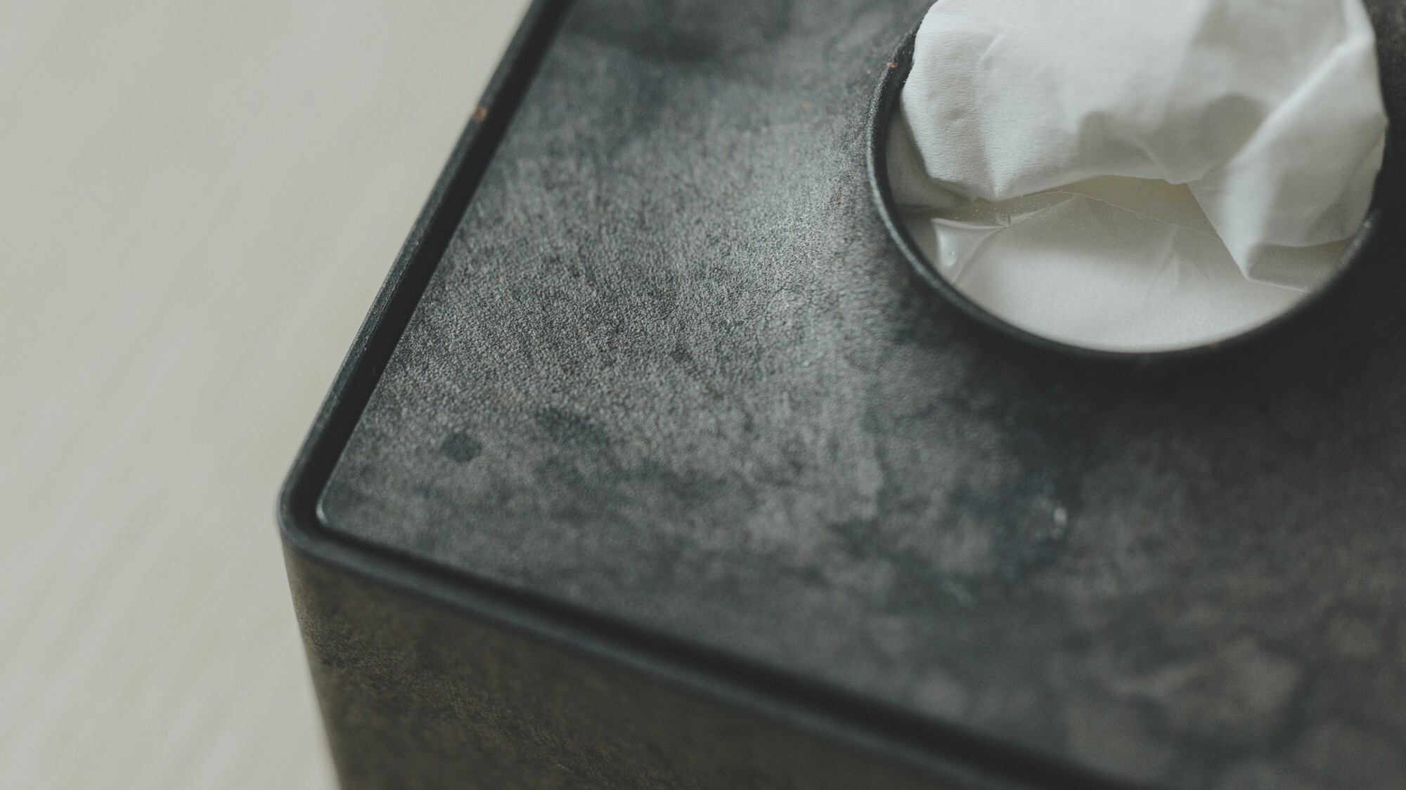 [アメニティ]ティッシュには杉皮のケースを使用しております。