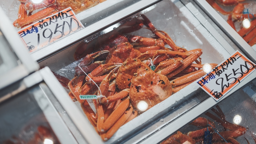 [周辺/近江町市場]石川県内で水揚げされた冬の味覚であるズワイ蟹。