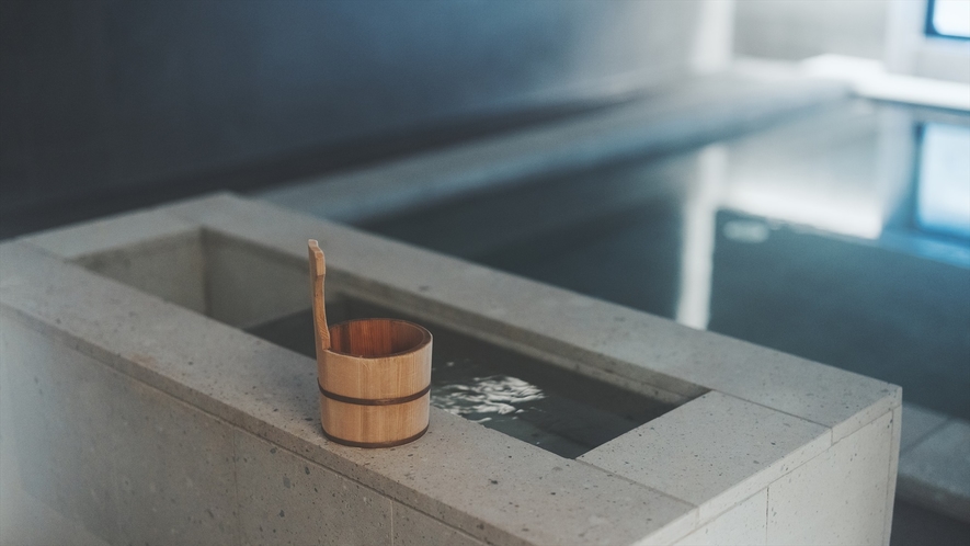 [大浴場]加賀温泉の昔ながらの総湯にみられる湯船のデザインを、地元石川県で採れる滝ヶ原石で表現。