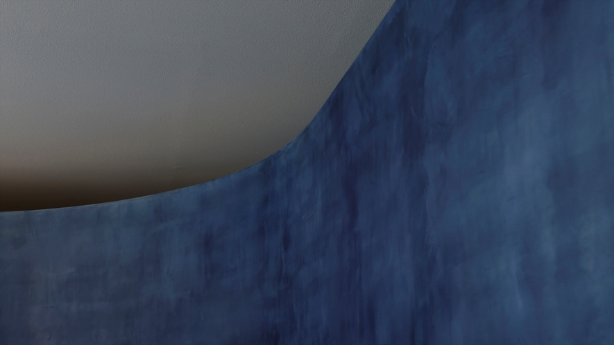 [レセプション]お客様の目を惹く、自然顔料の藍で染めた左官壁。