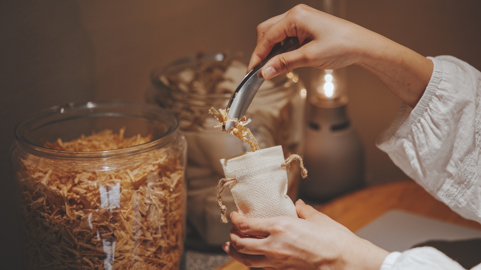 [香り体験]当館の香り体験の一つとして、無料でサシェ（香り袋）をお作りいただけます。