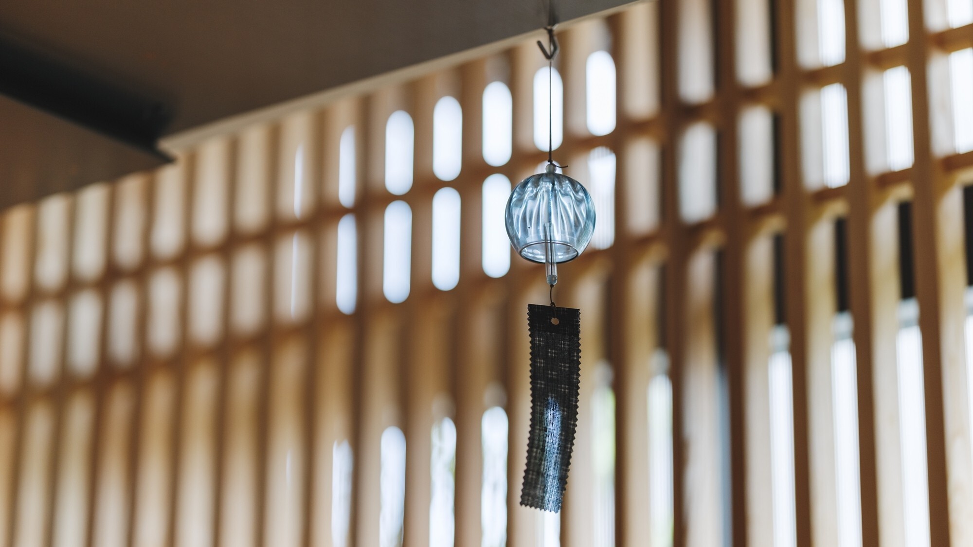 [館内装飾]夏季限定で、能登島ガラス風鈴を飾っております。