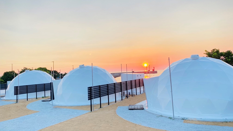 【グランピングドームテント外観】天気の良い日は綺麗な夕日が見れます。