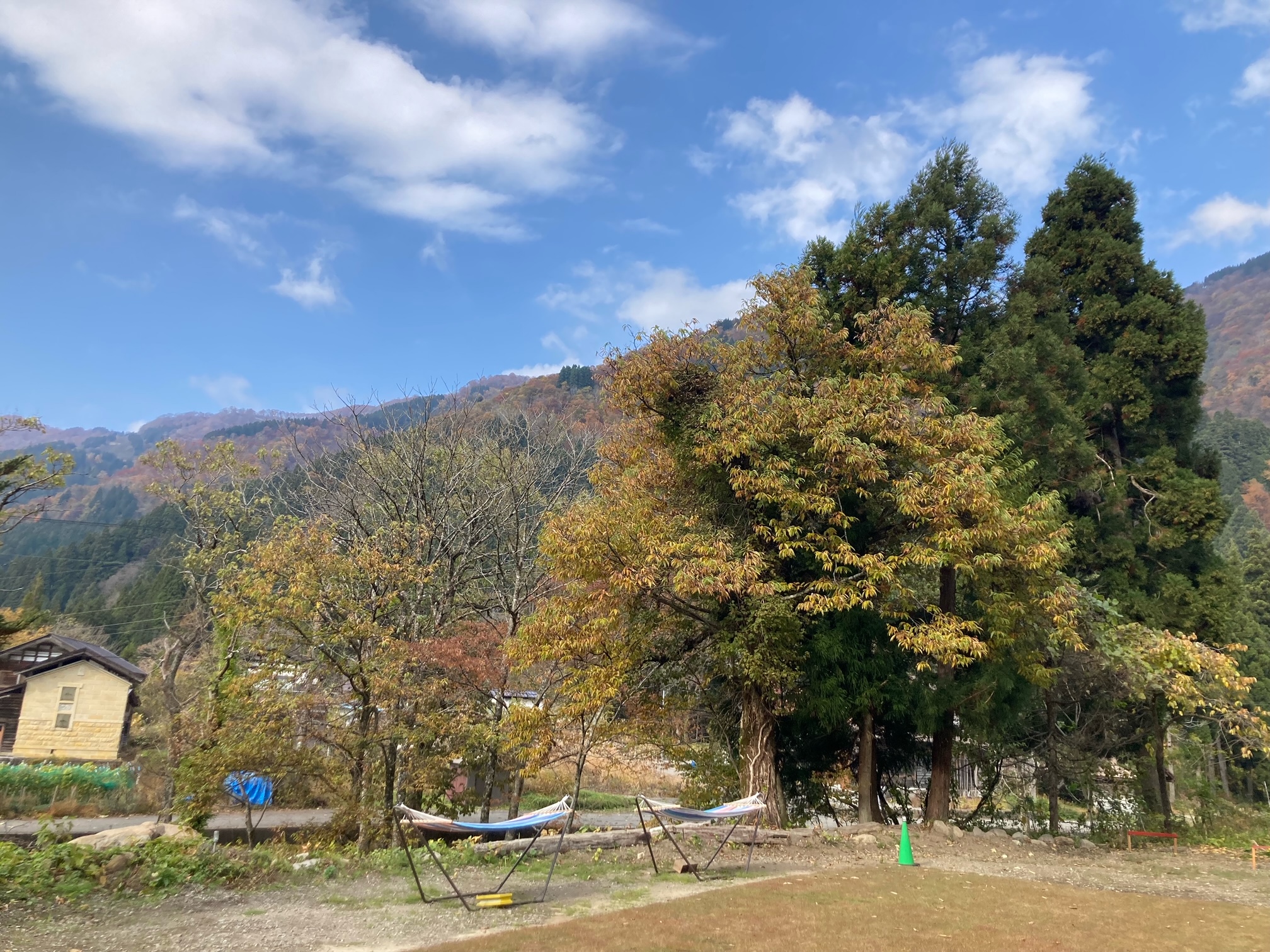 フロント玄関前です☆☆　バトミントン等、少し遊べるスペースございます。