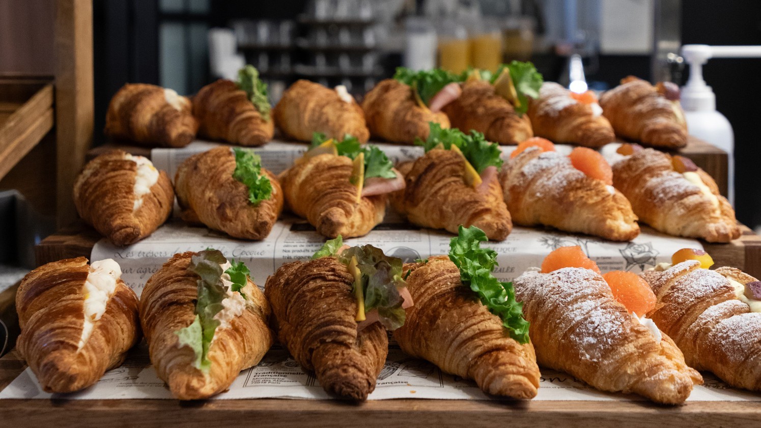 【朝食】種類豊富な朝食ビュッフェで、朝から幸せ気分。全55種類の和洋様々な料理をご堪能ください。
