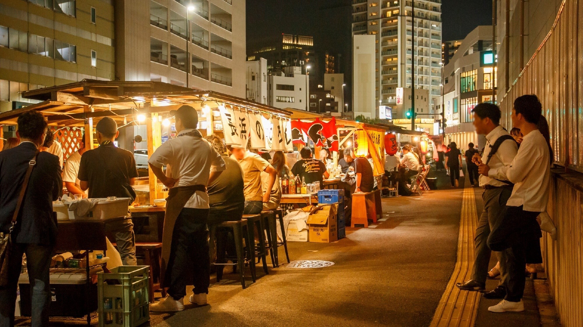 【周辺観光/長浜屋台街】夜は屋台を散策するものおすすめです／写真提供：福岡市