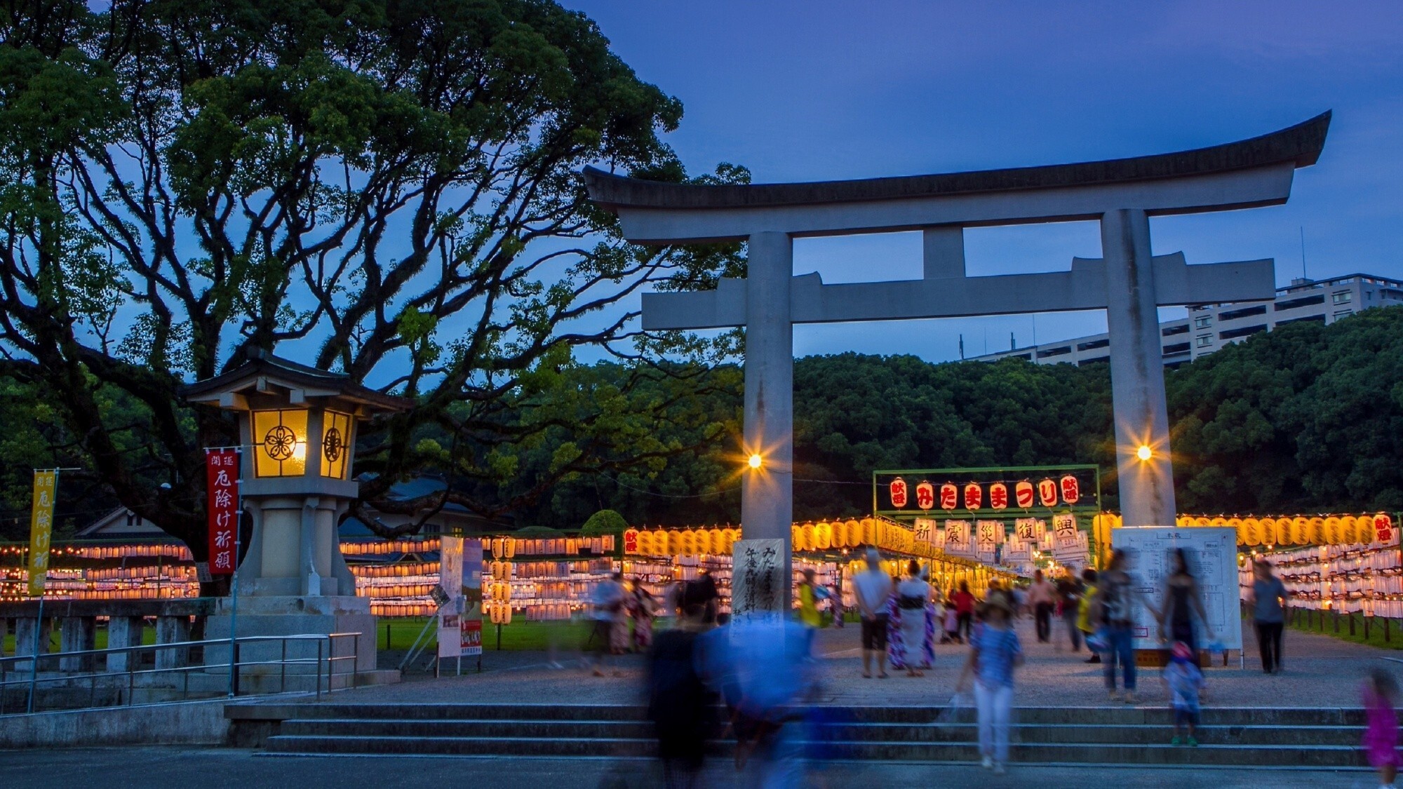 【周辺観光/福岡縣護国神社（夏）】3万を超える献灯のみたたまつりは7月中旬・お盆／写真提供：福岡市