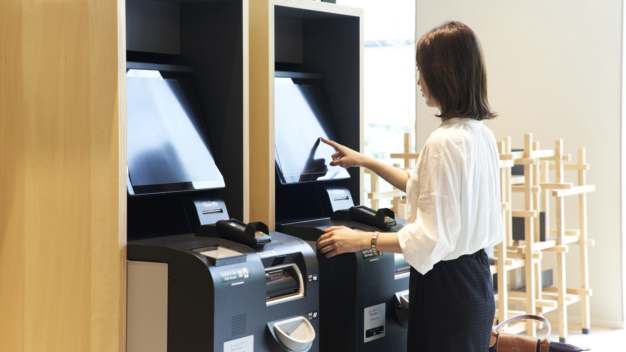 【フロント】自動チェックイン機。ご自身でもスムーズにチェックインお手続きいただけます。