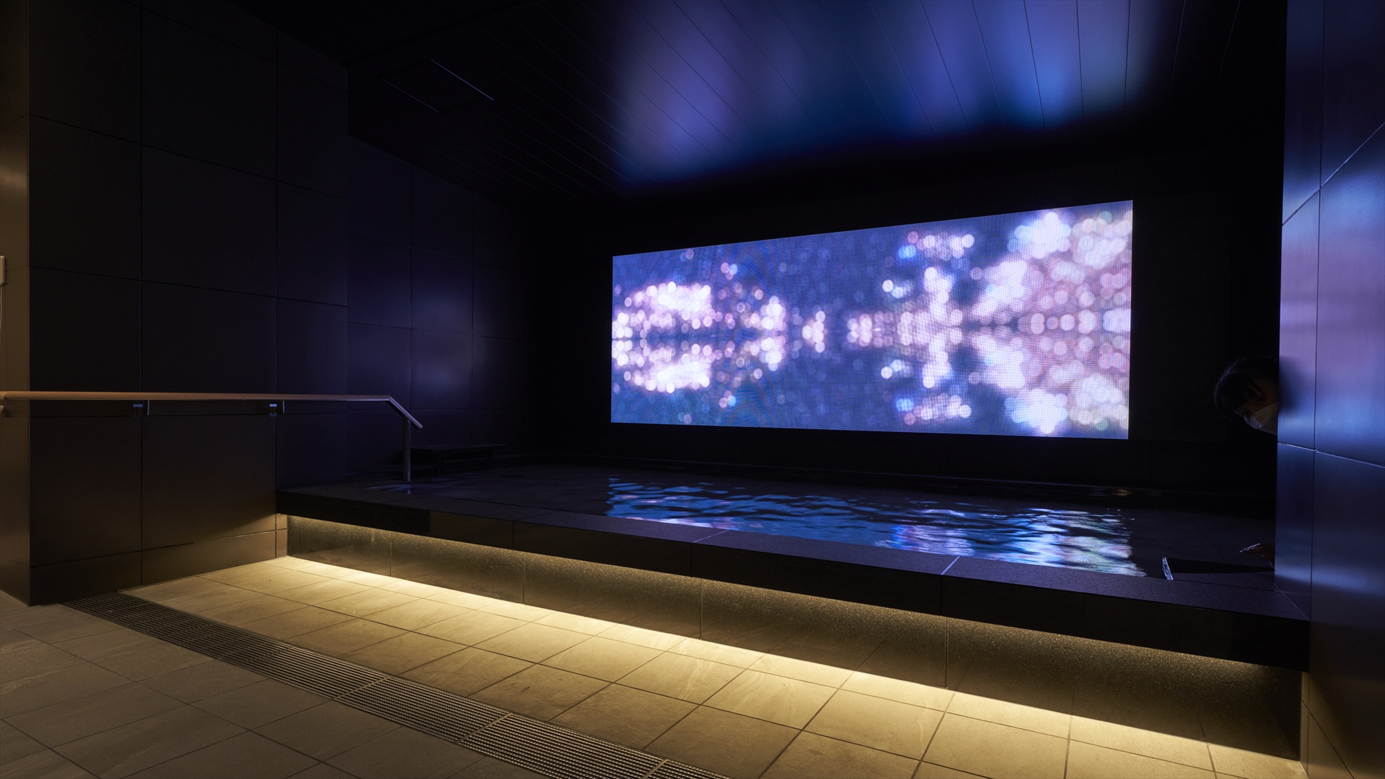 【大浴場】時間とともに変化するデジタルアートによる、幻想的で癒しの空間。