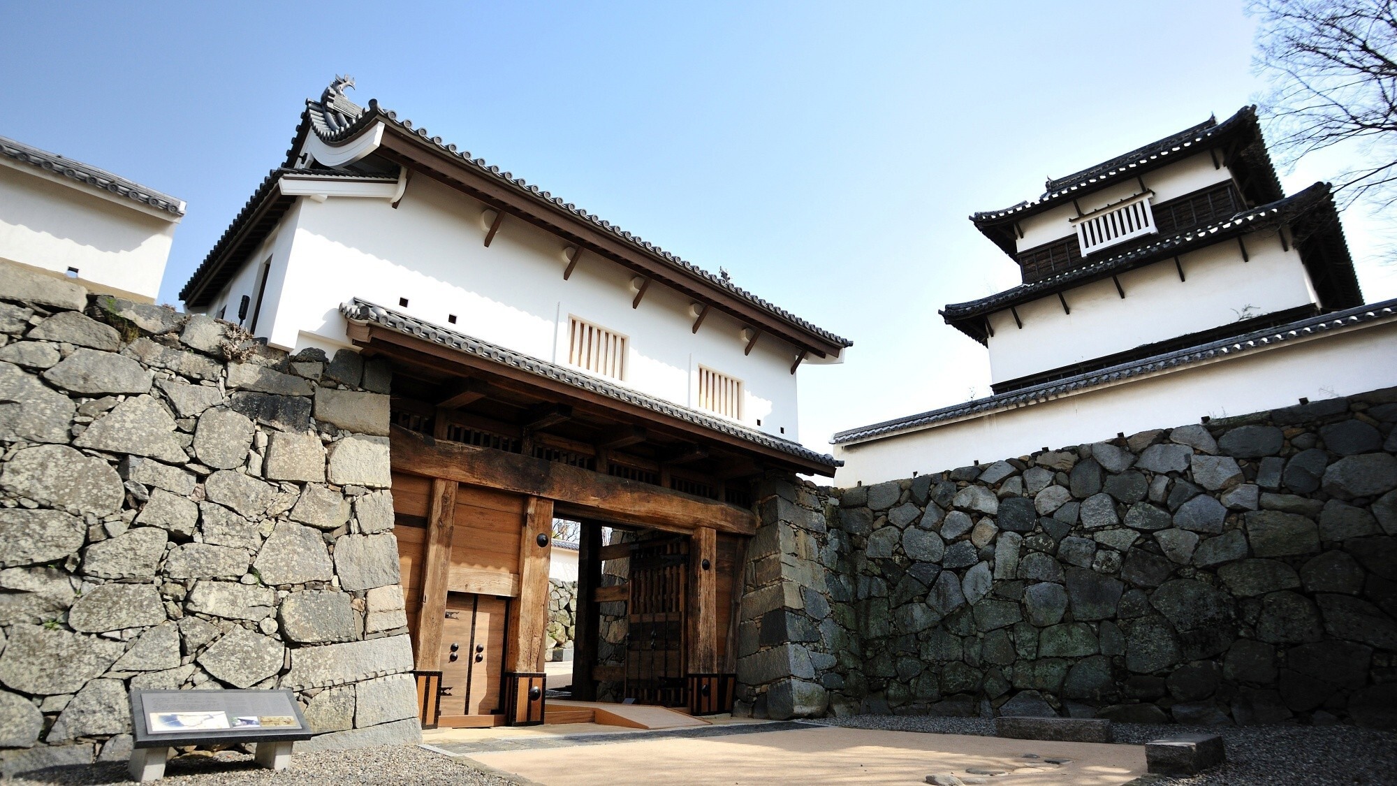 【周辺観光/福岡城跡】現在も本来の位置にあるのはここだけ。歴史を感じ散策はいかが？／写真提供：福岡市