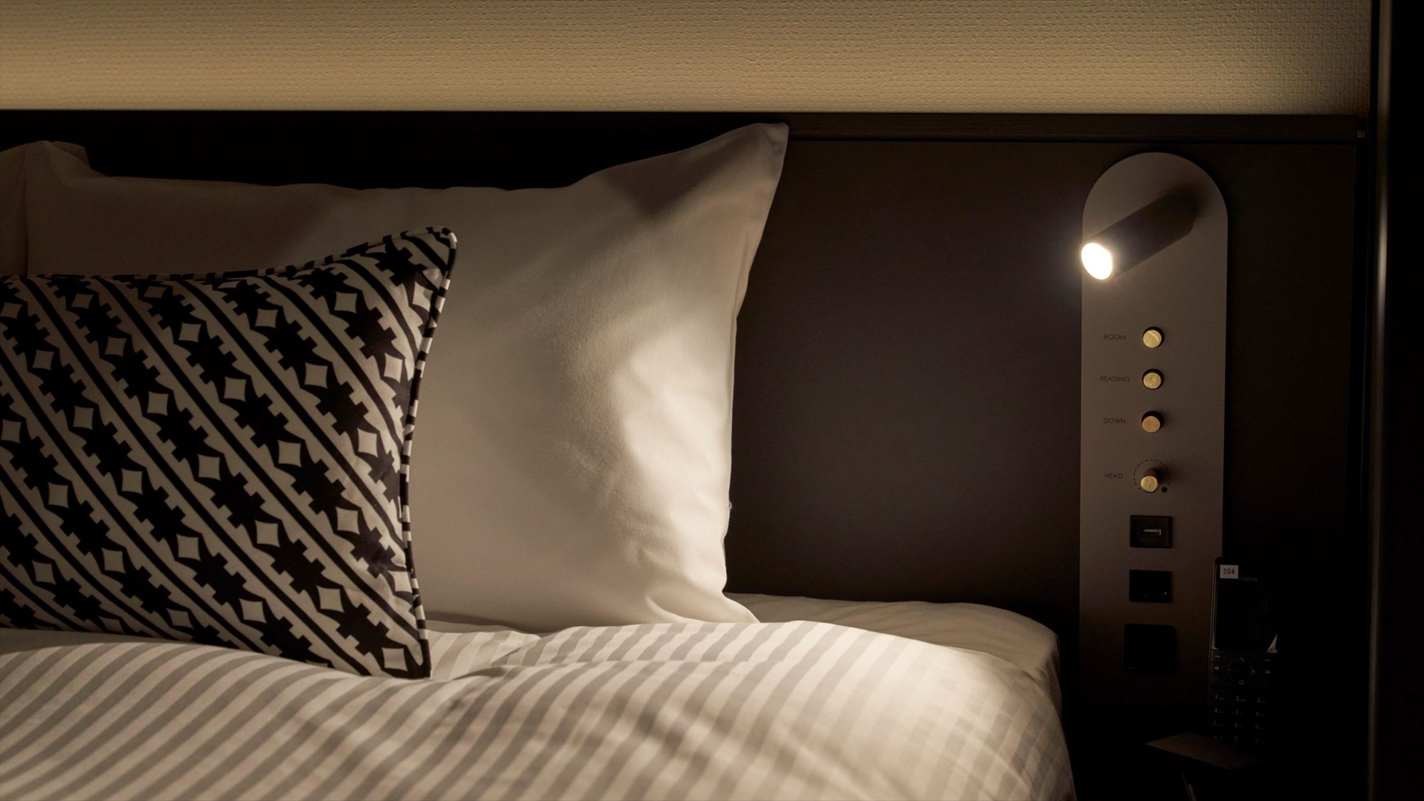 【共通客室設備】枕元にはベッドライトがございます。