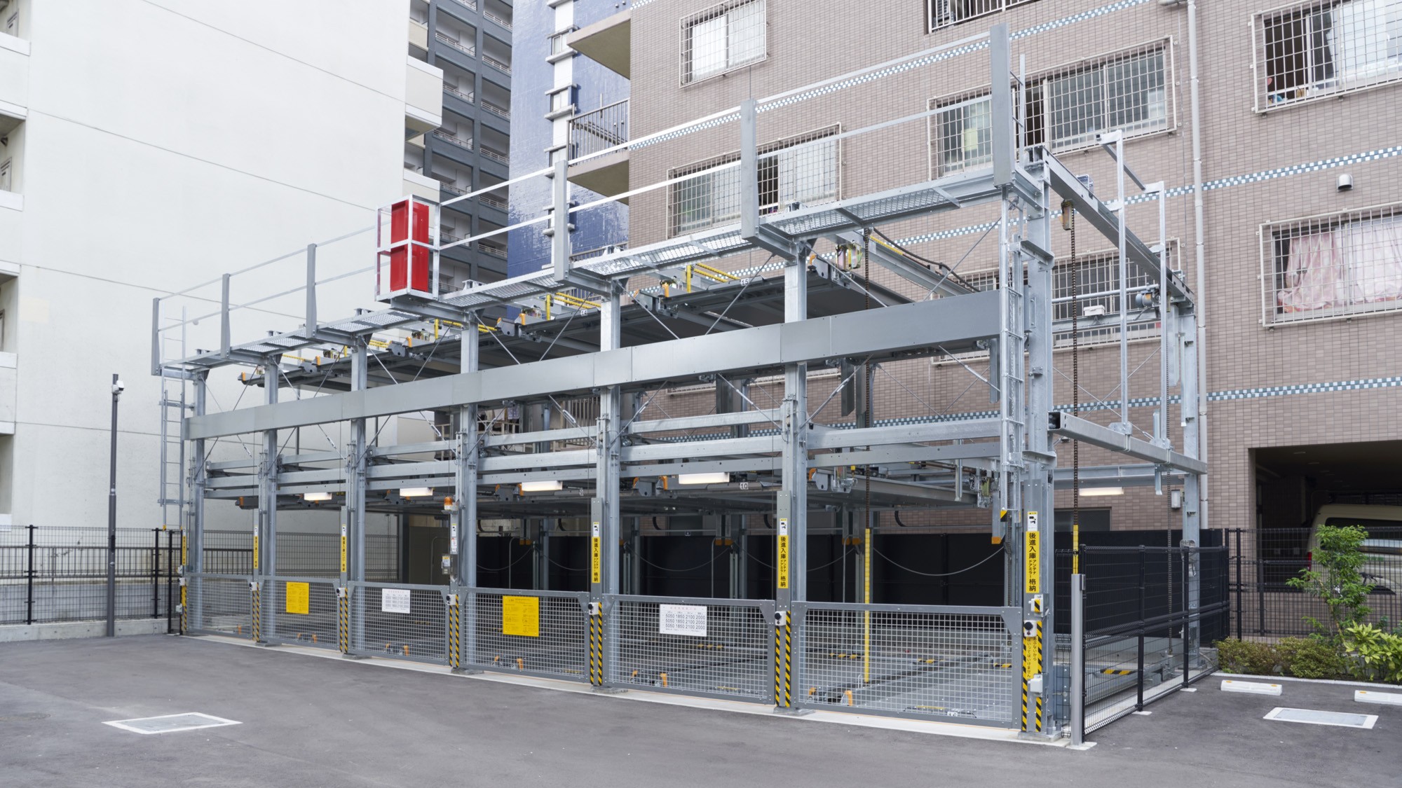 【駐車場】機械式駐車場（要予約・料金：1,700円/泊）　※満車の場合は周辺駐車場のご利用ください。