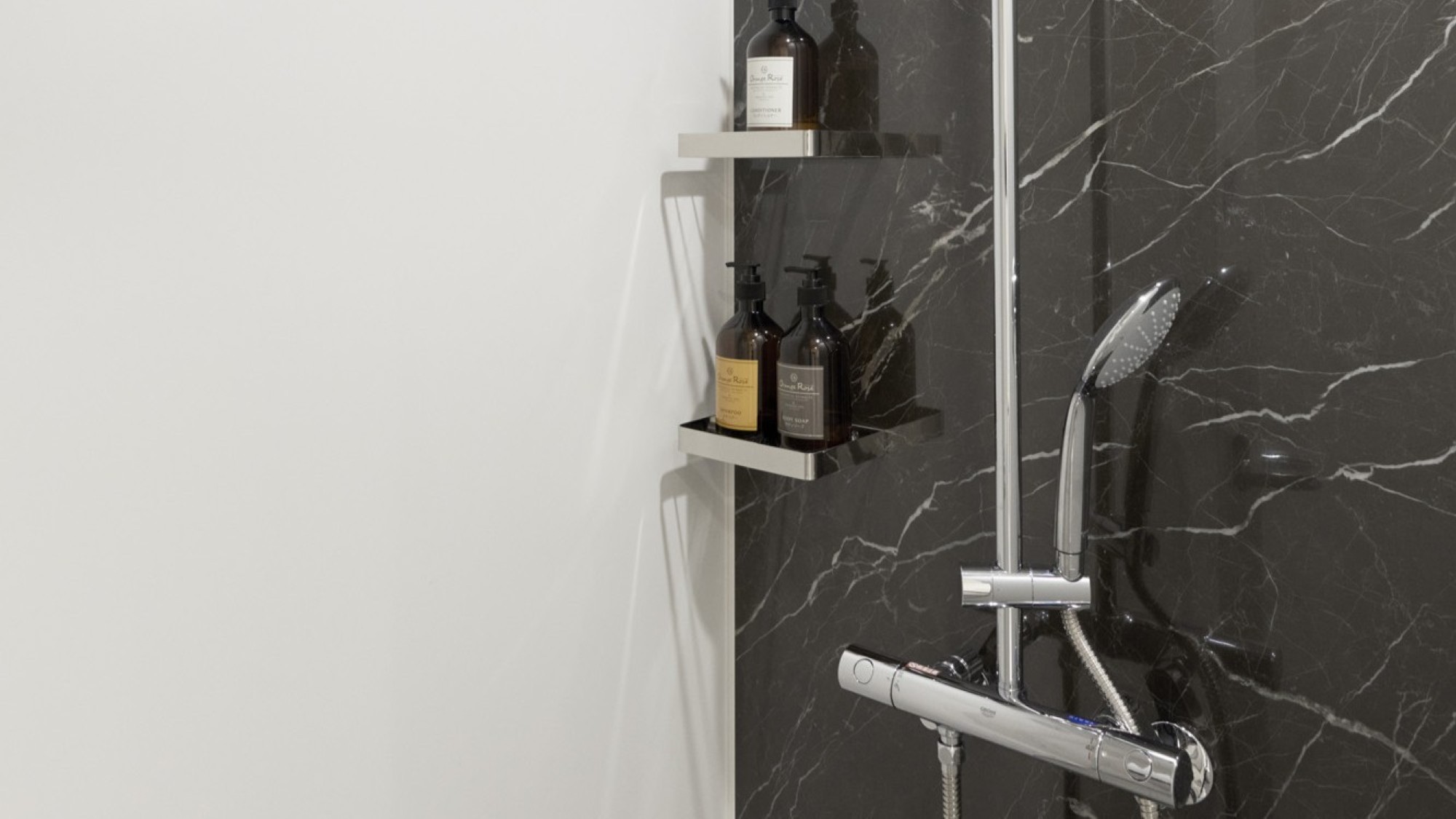 【共通客室設備】シャワーブース