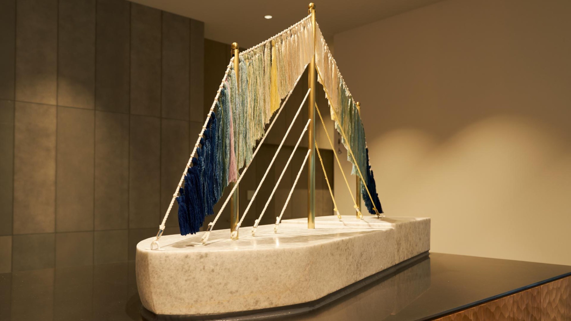 【アート】小倉織の端材を使用した飾り紙を「糸」で結び、「縁」を繋げていくことで完成するアートです。