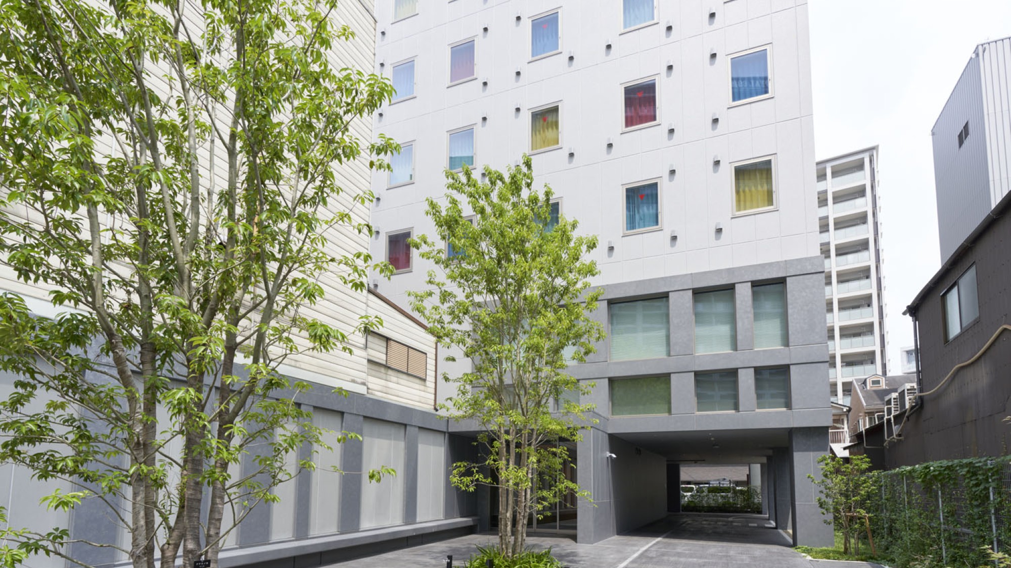 【外観】博多織をモチーフにしたカラフルな窓が特徴的な外観。