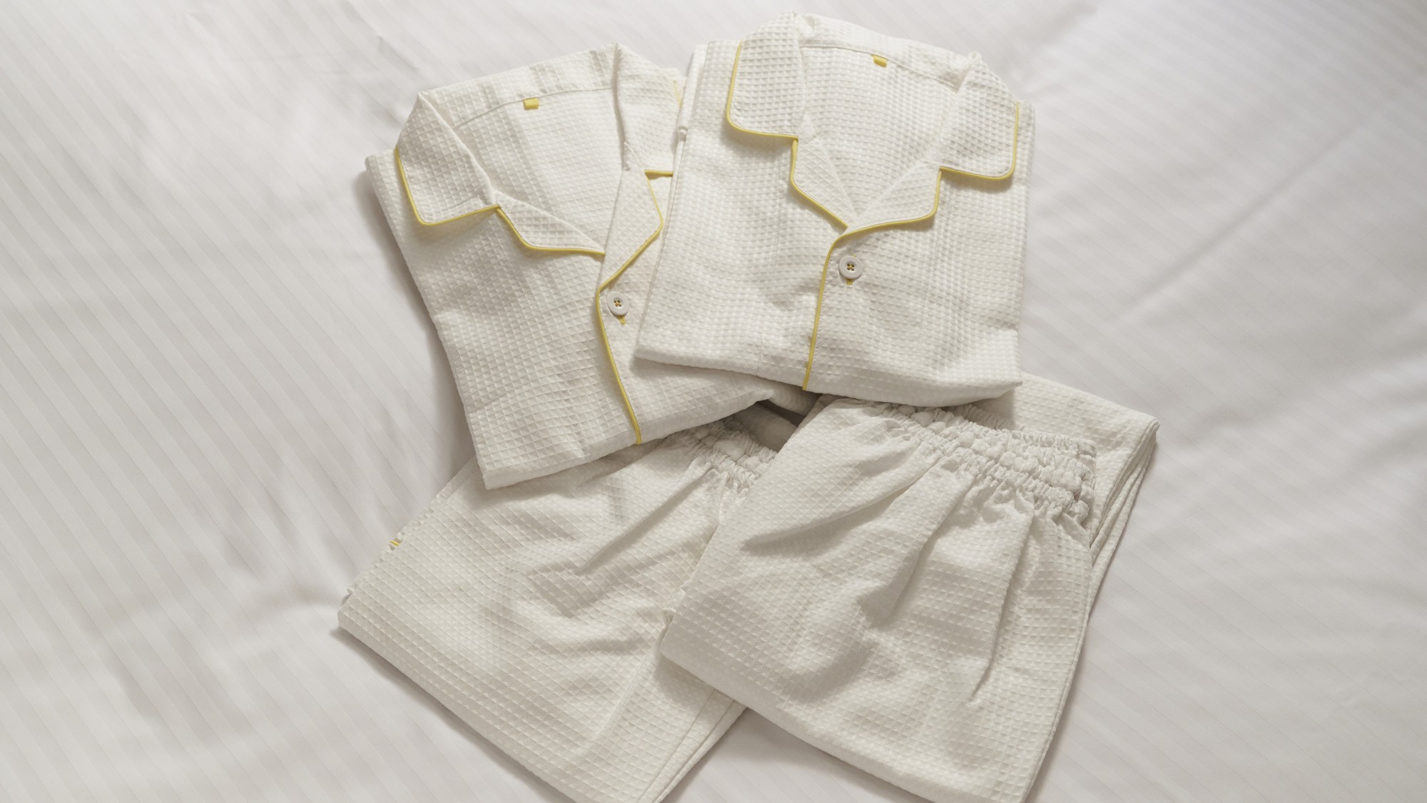 【共通アメニティ】上下セパレートのナイトウェアをご用意しております。