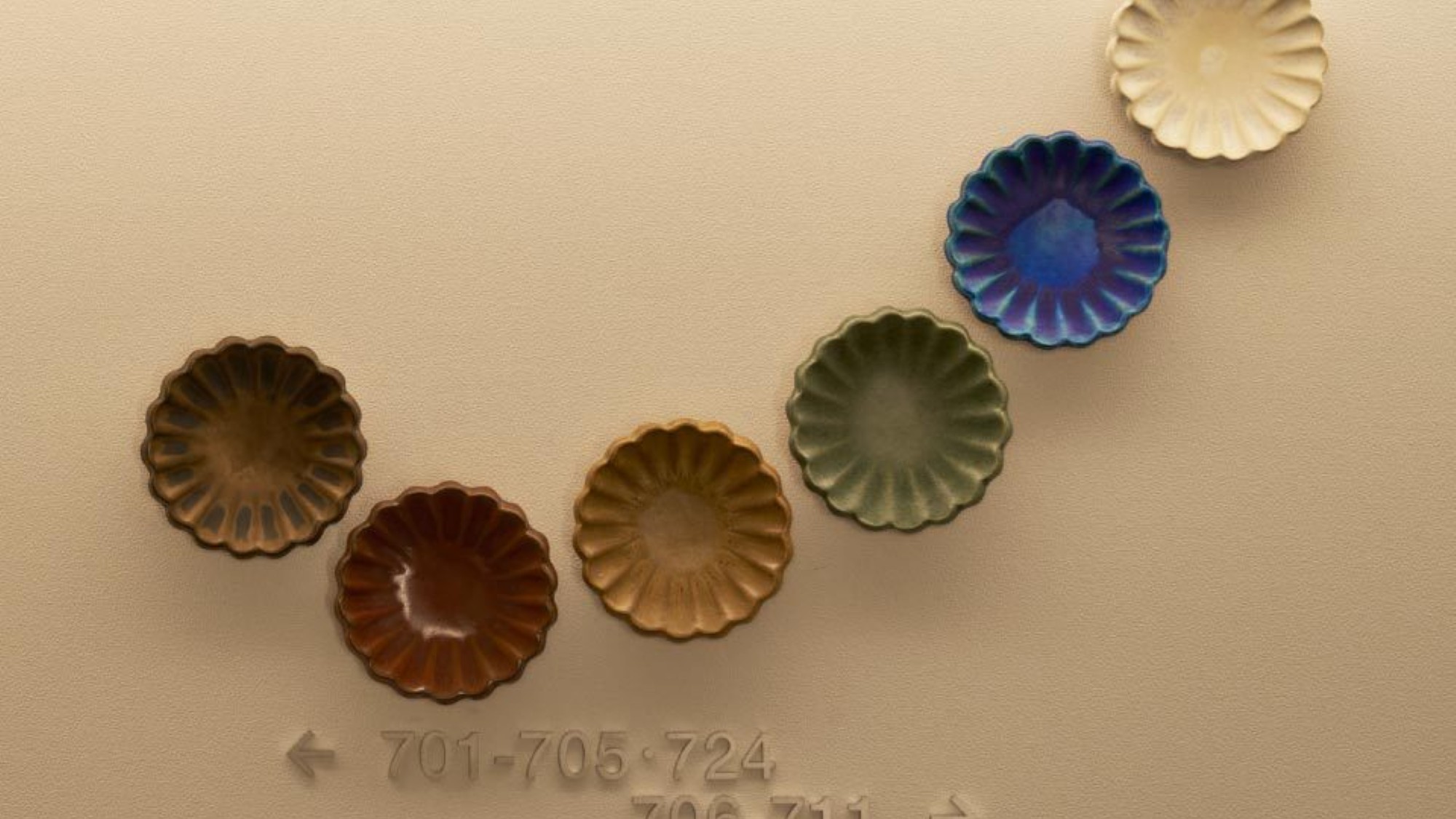 【アート】サインアート［7F : 元永陶苑］。各階のサインは、地元小石原焼きのアート作品で表現。