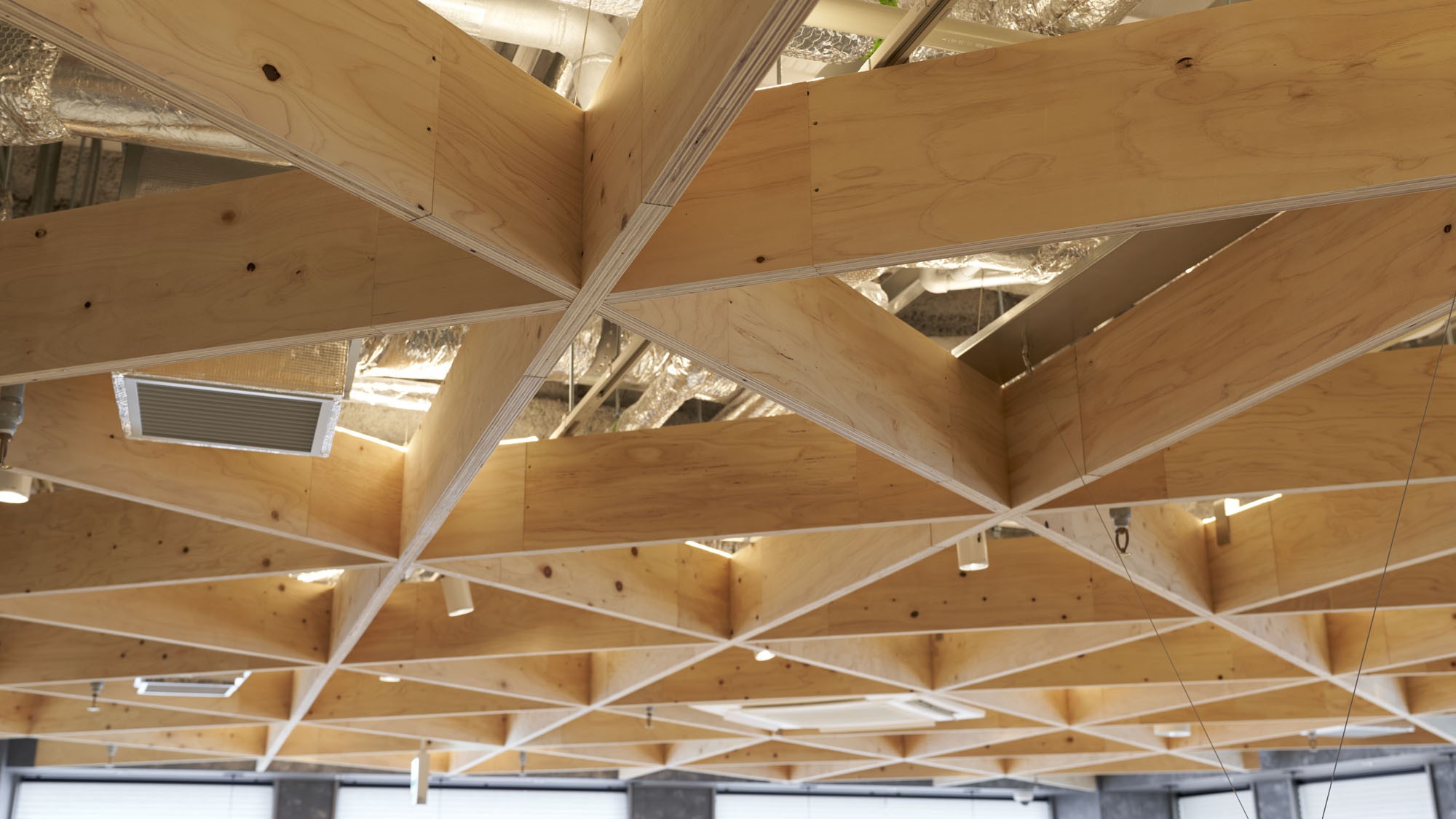 【360&deg;HUB】360&deg;Hubでひと息。ナチュラルな木の温もりを感じる、多目的スペース。​